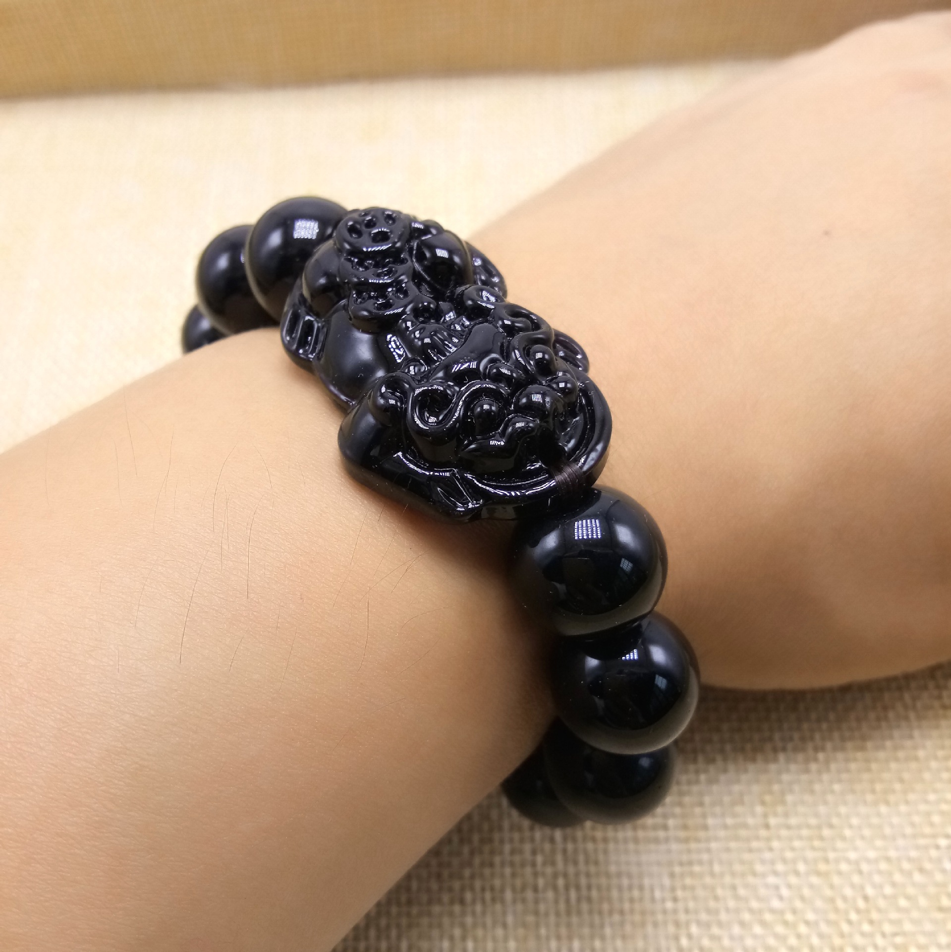 黑貔貅手链 貔貅手串批发 2元手链玻璃手串琉璃珠饰品