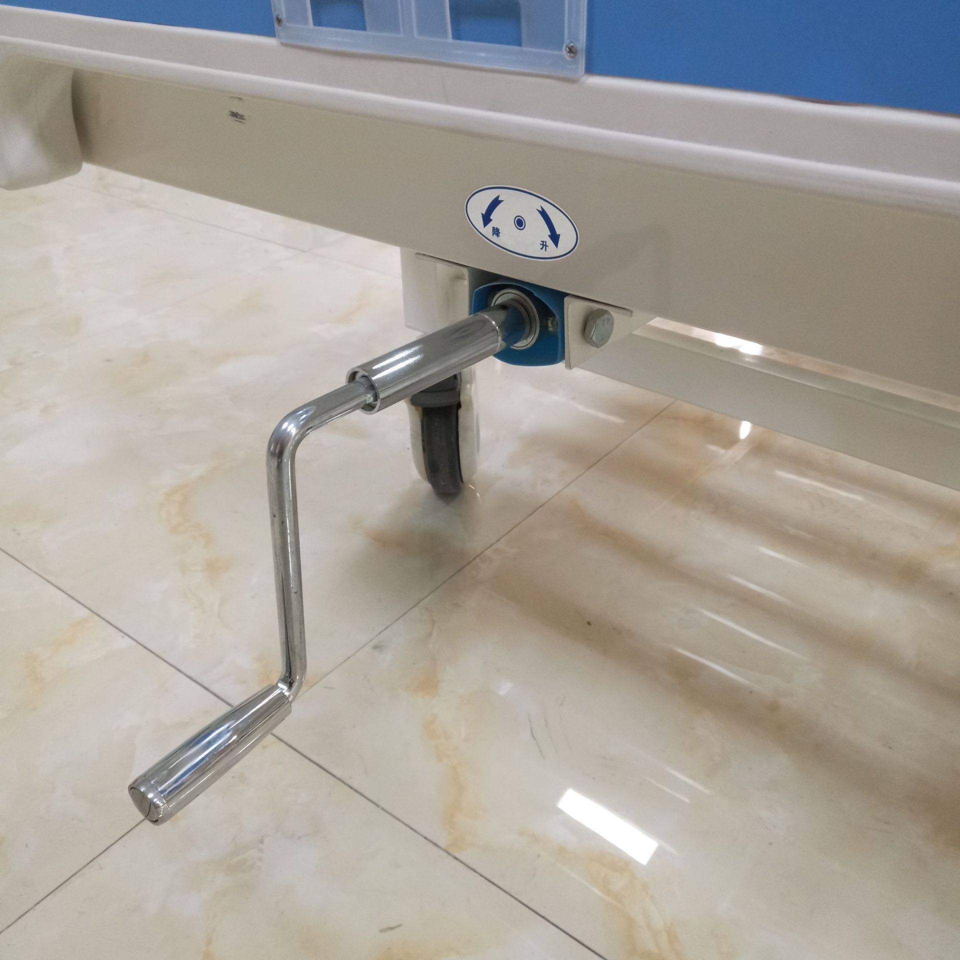 厂家直销医院用不锈钢床头长条床面单摇板床学校诊所病床价格
