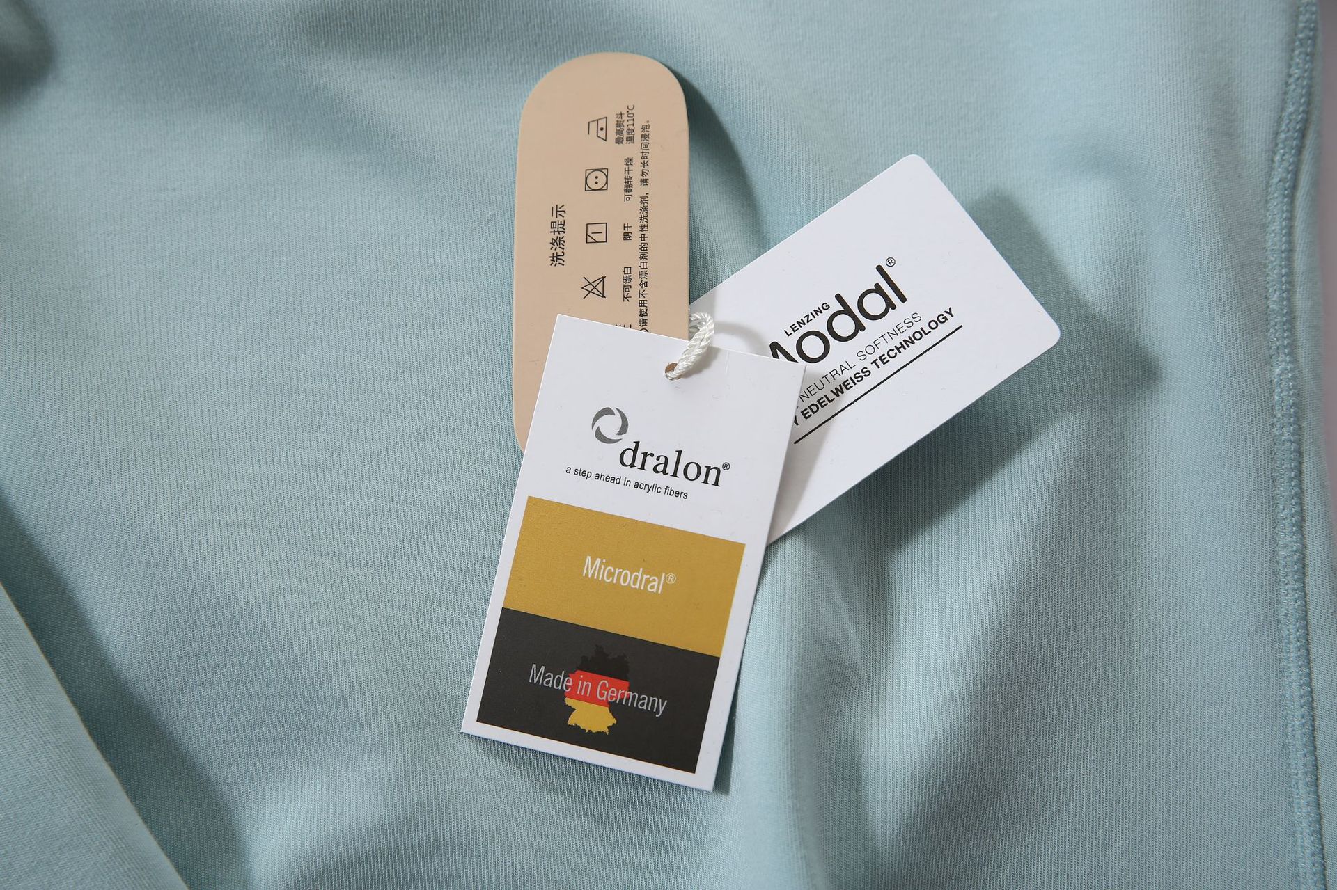 德绒和莫代尔官方授权吊牌