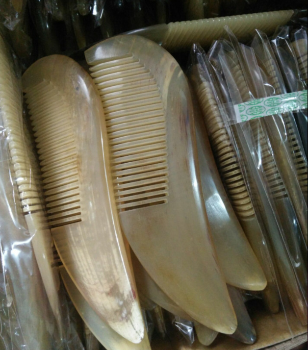 西藏山羊角制作梳子 加厚羊角梳自然尾巴梳翘尾绵羊角梳子厂家