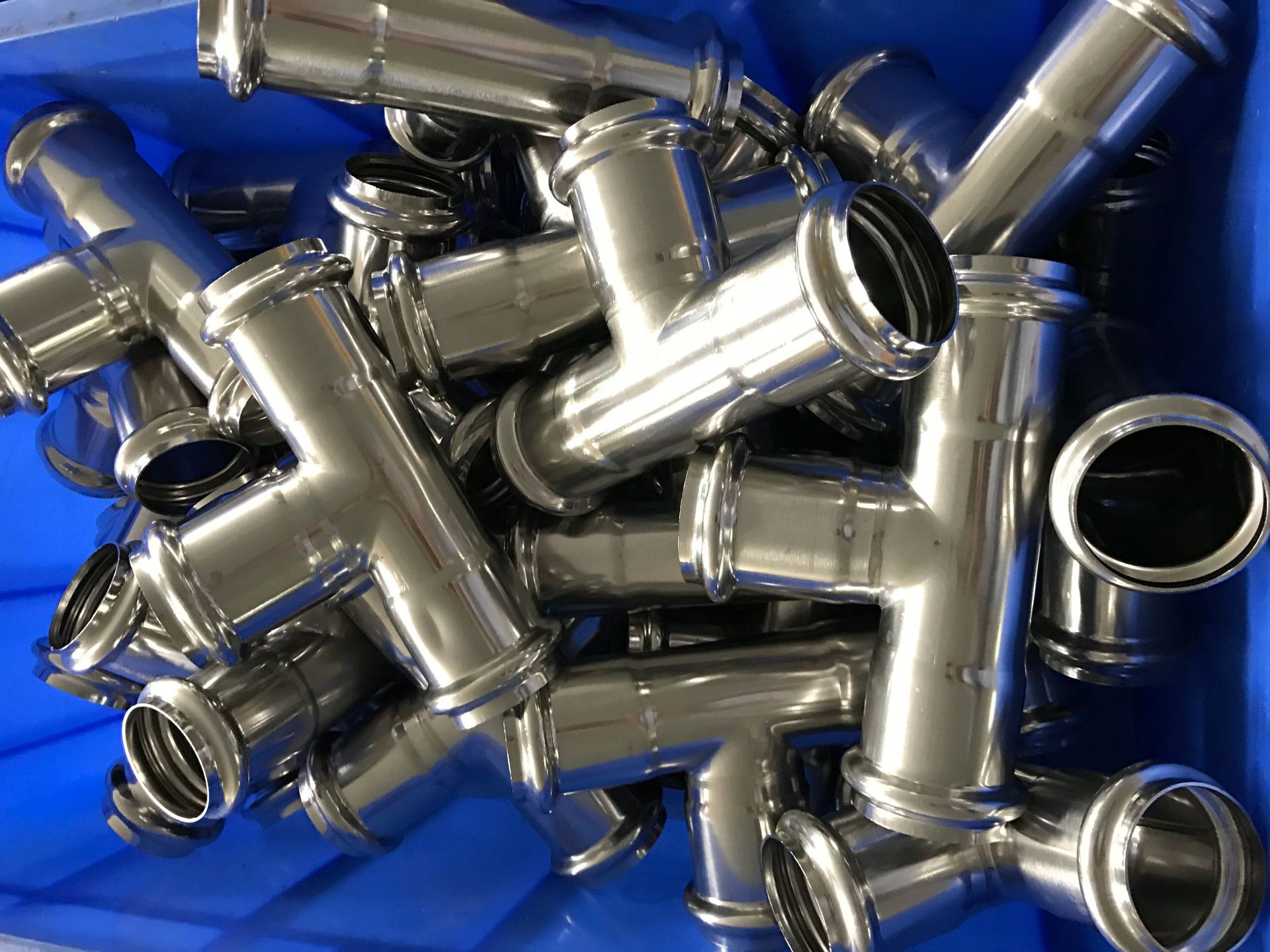 漏水率高,污染环境,容易造成风险,卡压式不锈钢管件现场安装极为便利