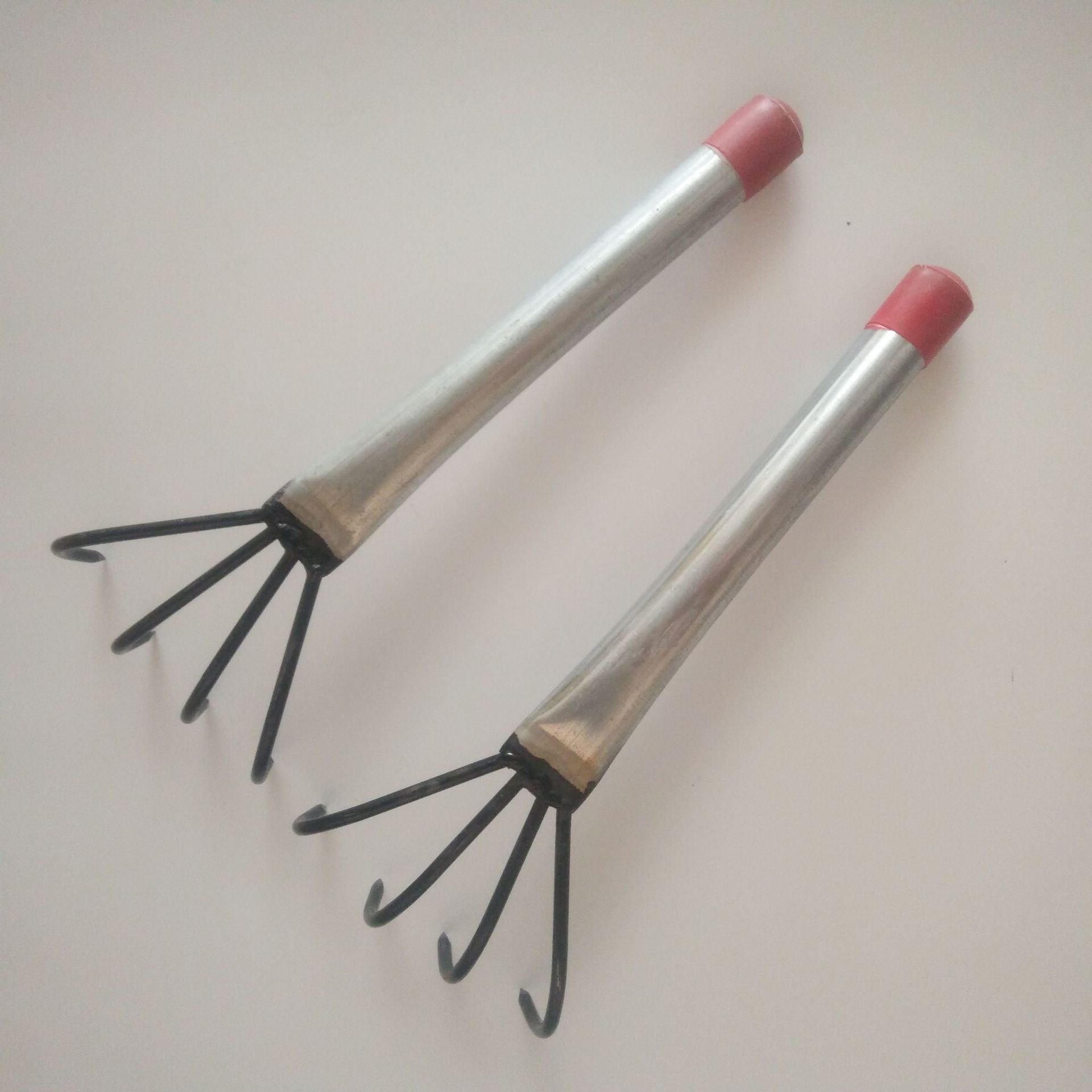 皮套头_临沂批发 农用园林四齿长32黑漆红小抓钩花生抓钩锄把头 - 阿