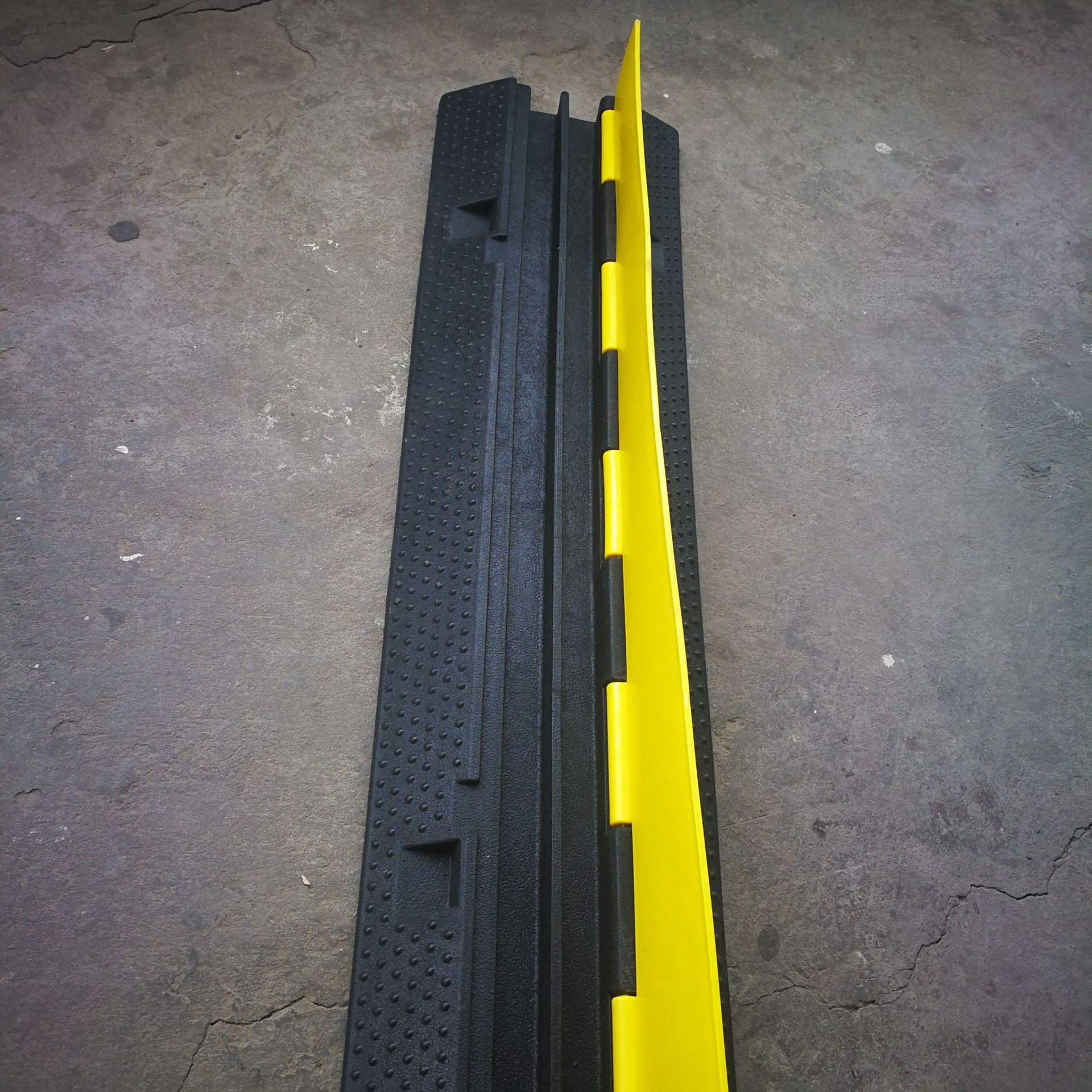 厂家供应橡胶线槽减速带 二三五线槽减速板 舞台铺线板 穿线板