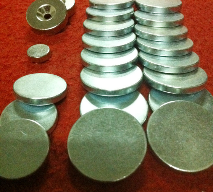 厂家生产钕铁硼沉头孔磁铁，钕铁硼圆片，强磁圆片，N35磁铁
