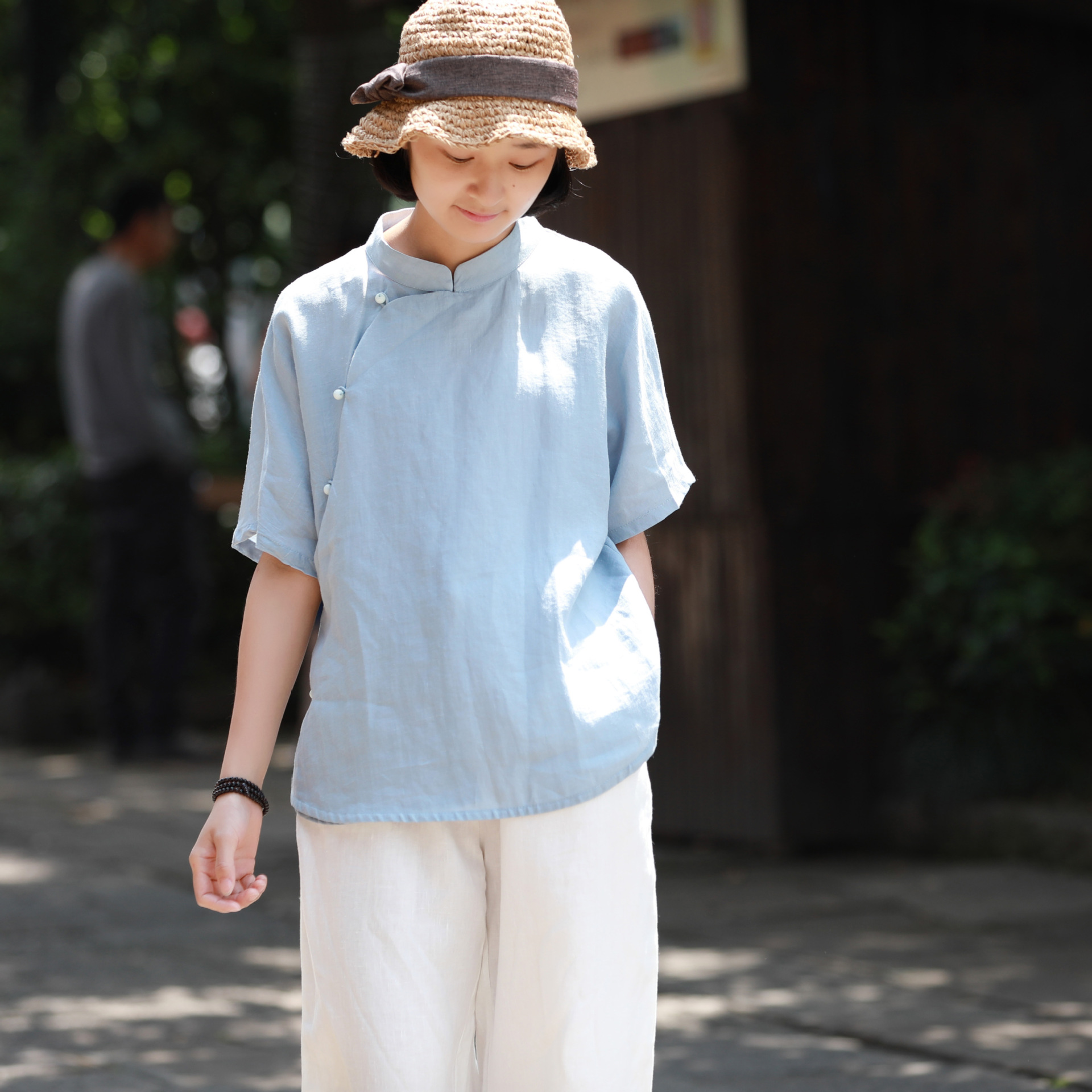 y758文艺风复古麻料新款改良民国风中袖五分袖玉石扣立领斜襟t恤