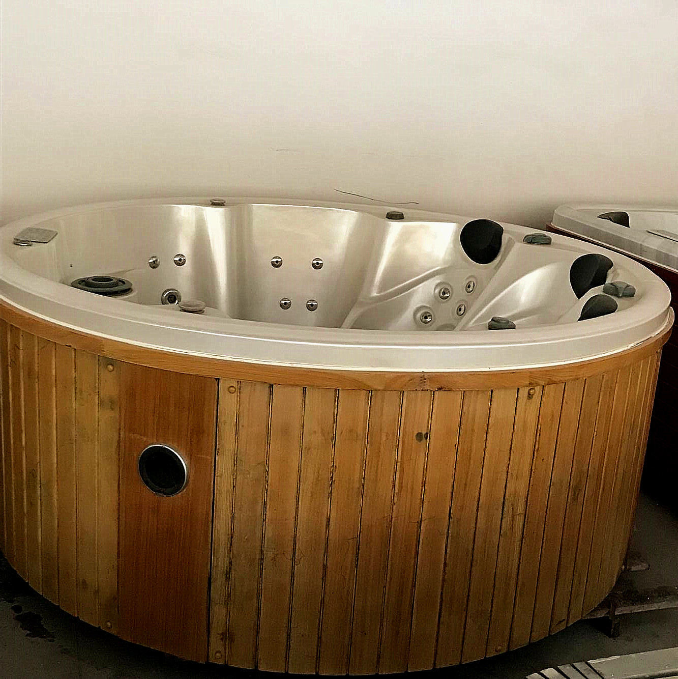 厂家户外大型圆形浴缸 户外冲浪按摩2.2米大浴池浴盆定做定制