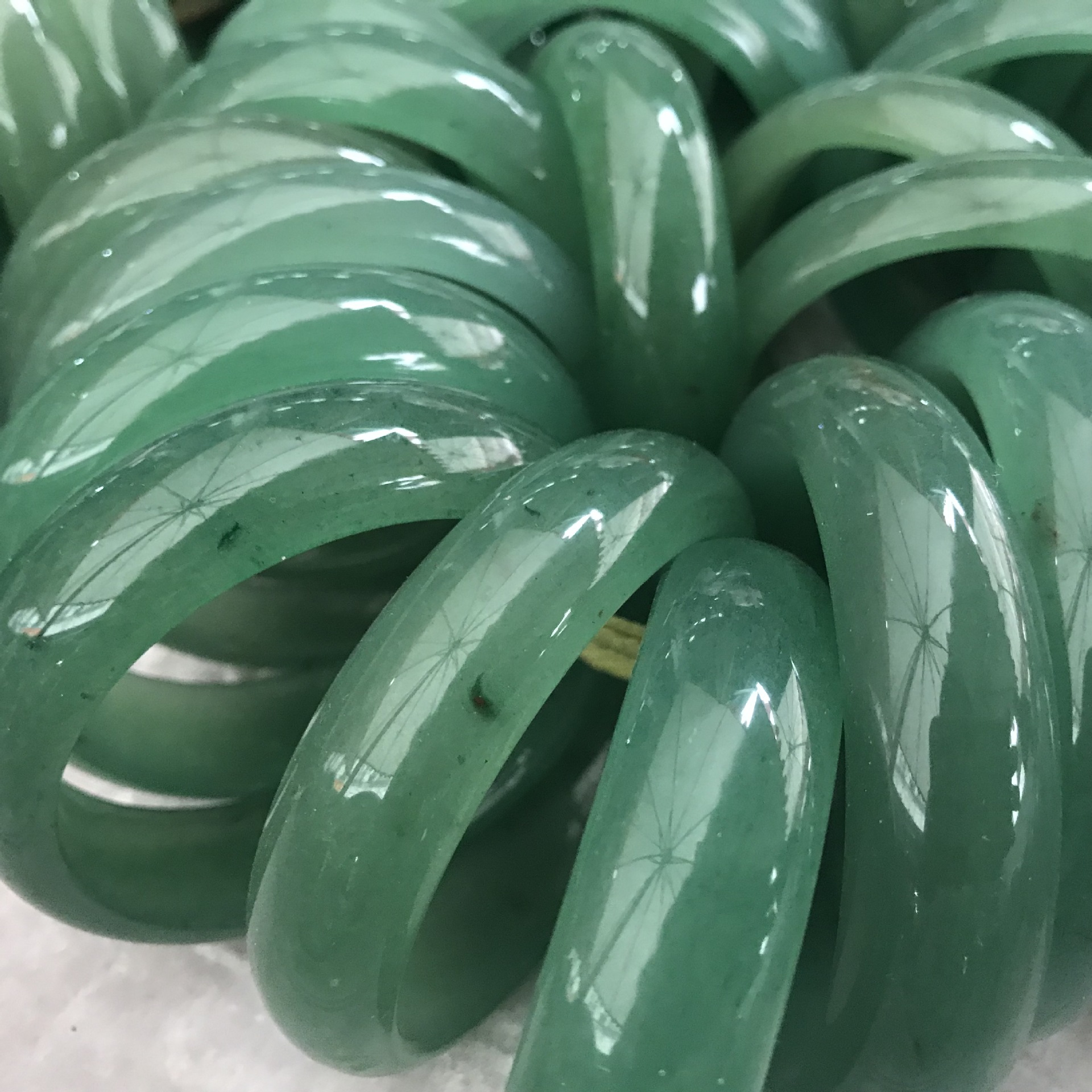 东陵玉绿镯子翡翠色手镯手工雕刻地摊货源冰种玉石厂家直销带证书