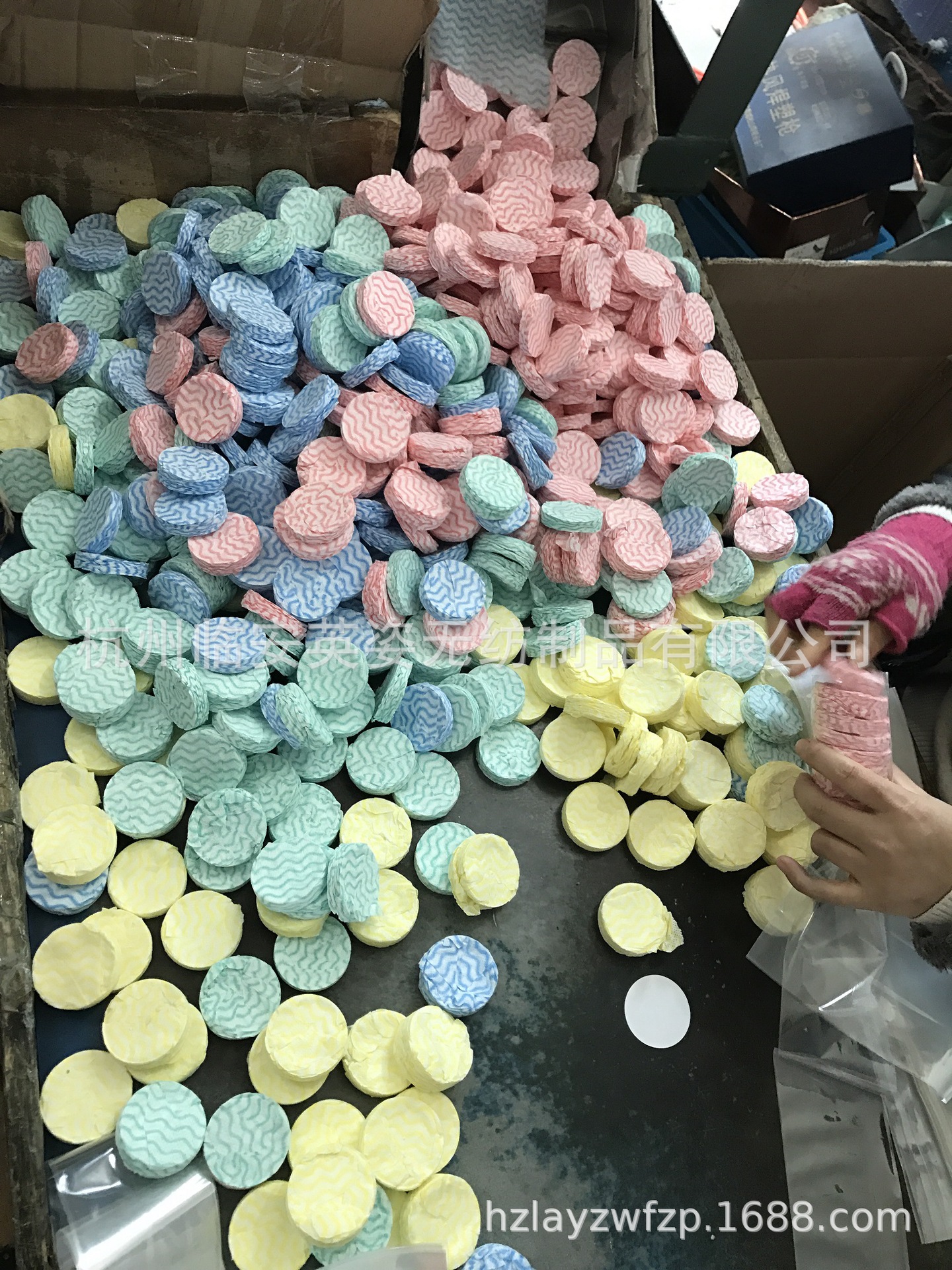 厂家专业生产无纺布一次性彩色压缩毛巾 全棉无纺布压缩毛巾 浴巾