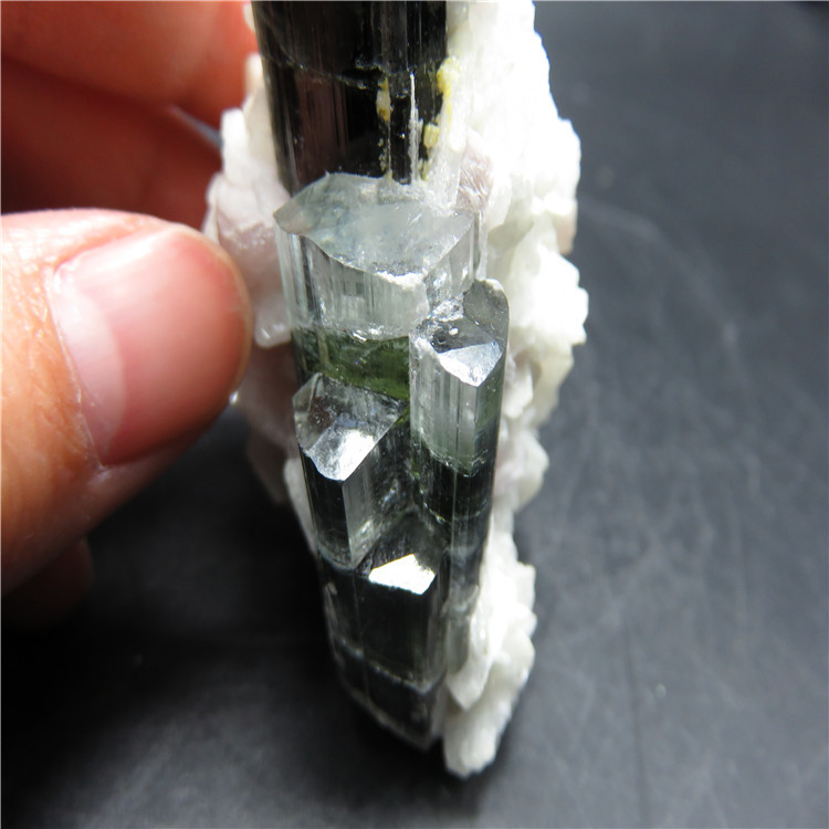 绿黑双色碧玺 天然宝石 原石 巴基斯坦宝石 矿标 矿晶 b330