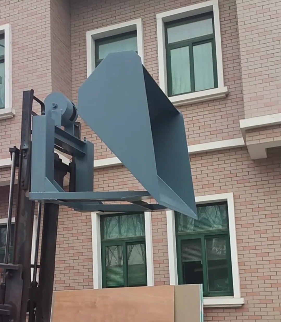 叉车属具倾翻货斗倒料器安装在叉车上的铲斗叉车带铲斗一机多用