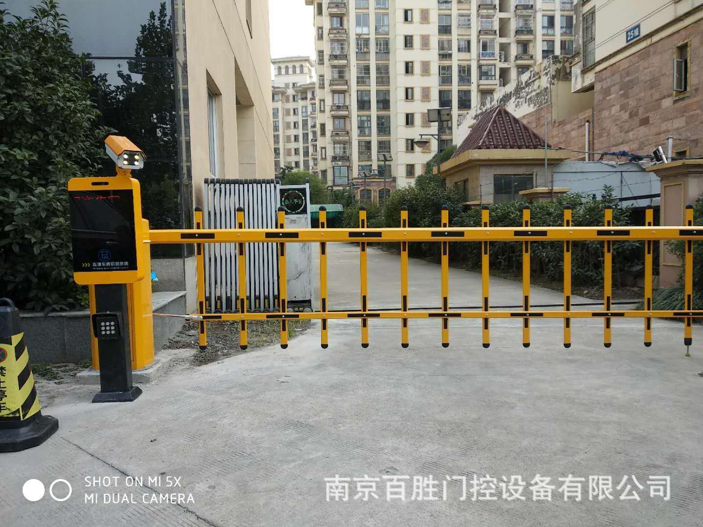 专业设备:智能车牌识别一体机,商业广告道闸,蓝牙道闸一体机 自动