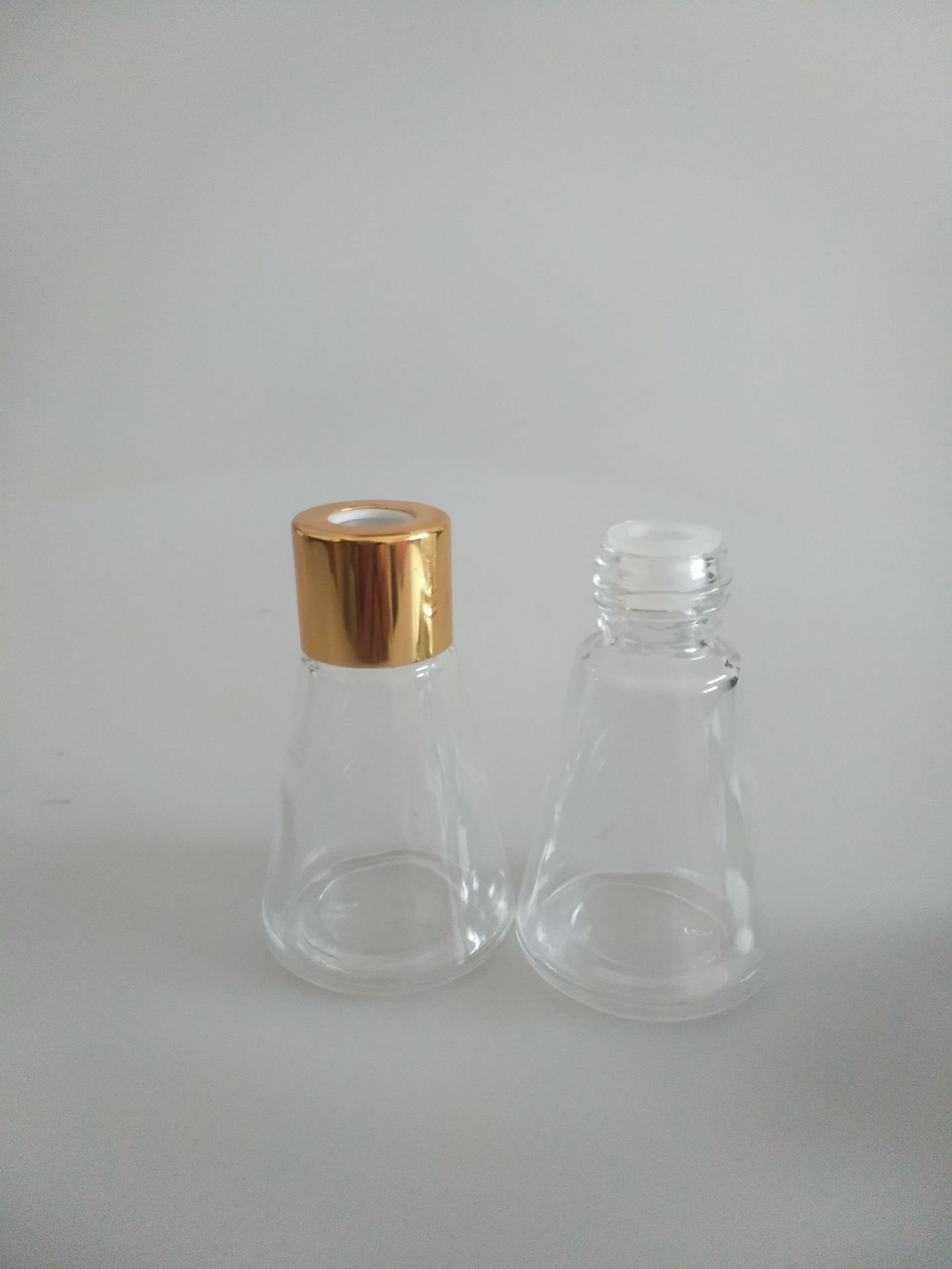 30毫升锥形玻璃香薰瓶锥形蒙砂玻璃香薰瓶晶白料玻璃香薰瓶