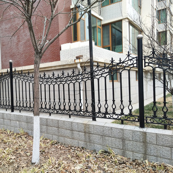 厂家定制铸铁围栏  小区道路围墙安全建筑防护栏  铸铁防护栏围栏
