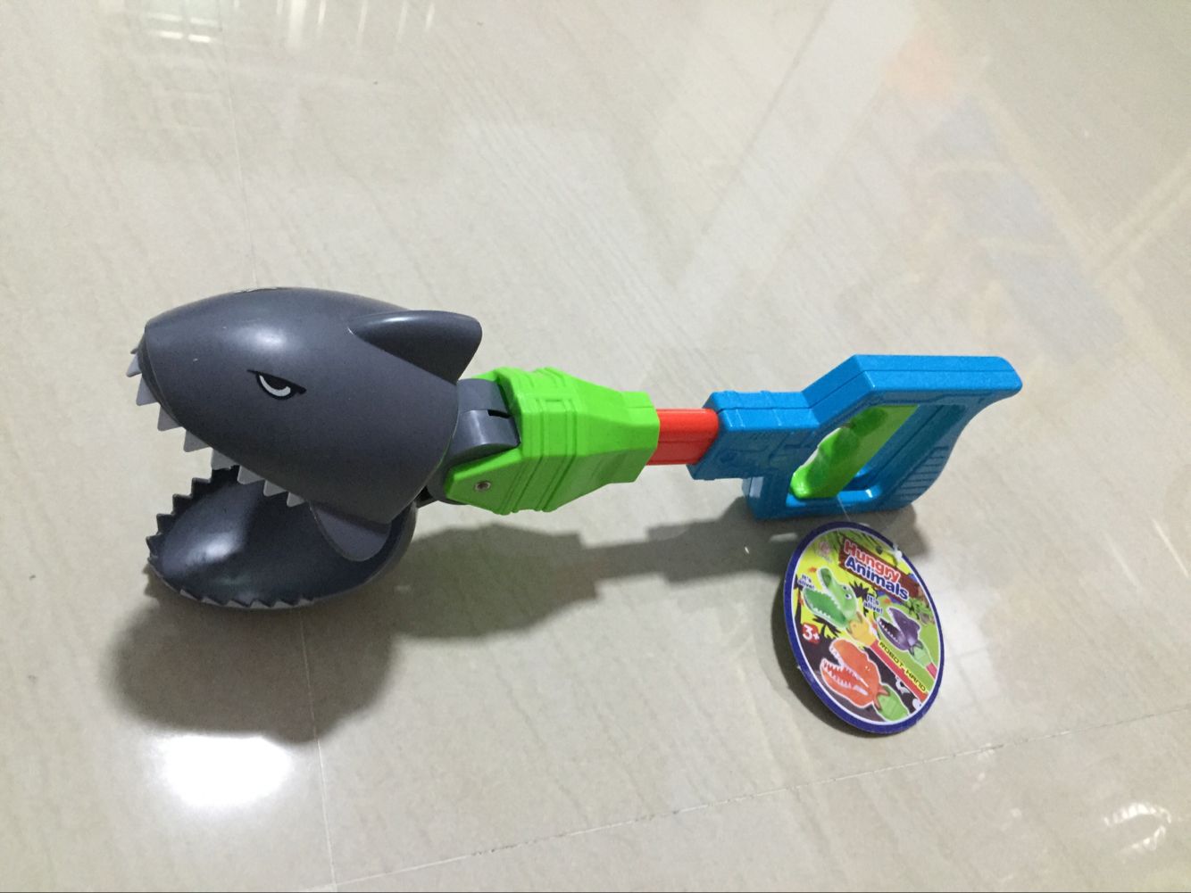 跨境专供 创意搞怪整人34cm鲨鱼夹物钳子机械手玩具415-1