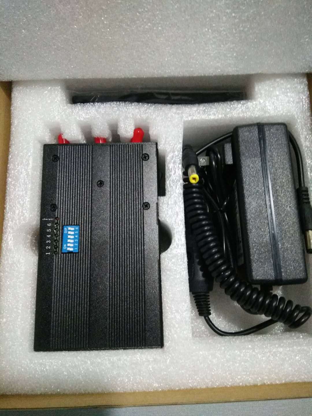 gps屏蔽器主要通过释放无线电干扰电波,能在指定电磁波段范围内使