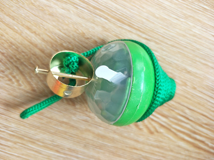 抖音玩具新款闪光牵线陀螺儿童成人合金减压陀螺拉绳地摊热卖玩具