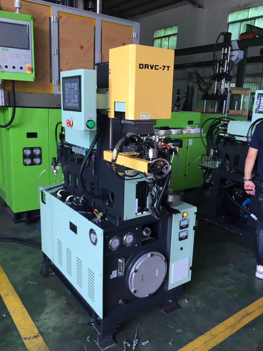 德润品牌drvc7t微型立式注塑机汽车配件注塑机流水线注塑机