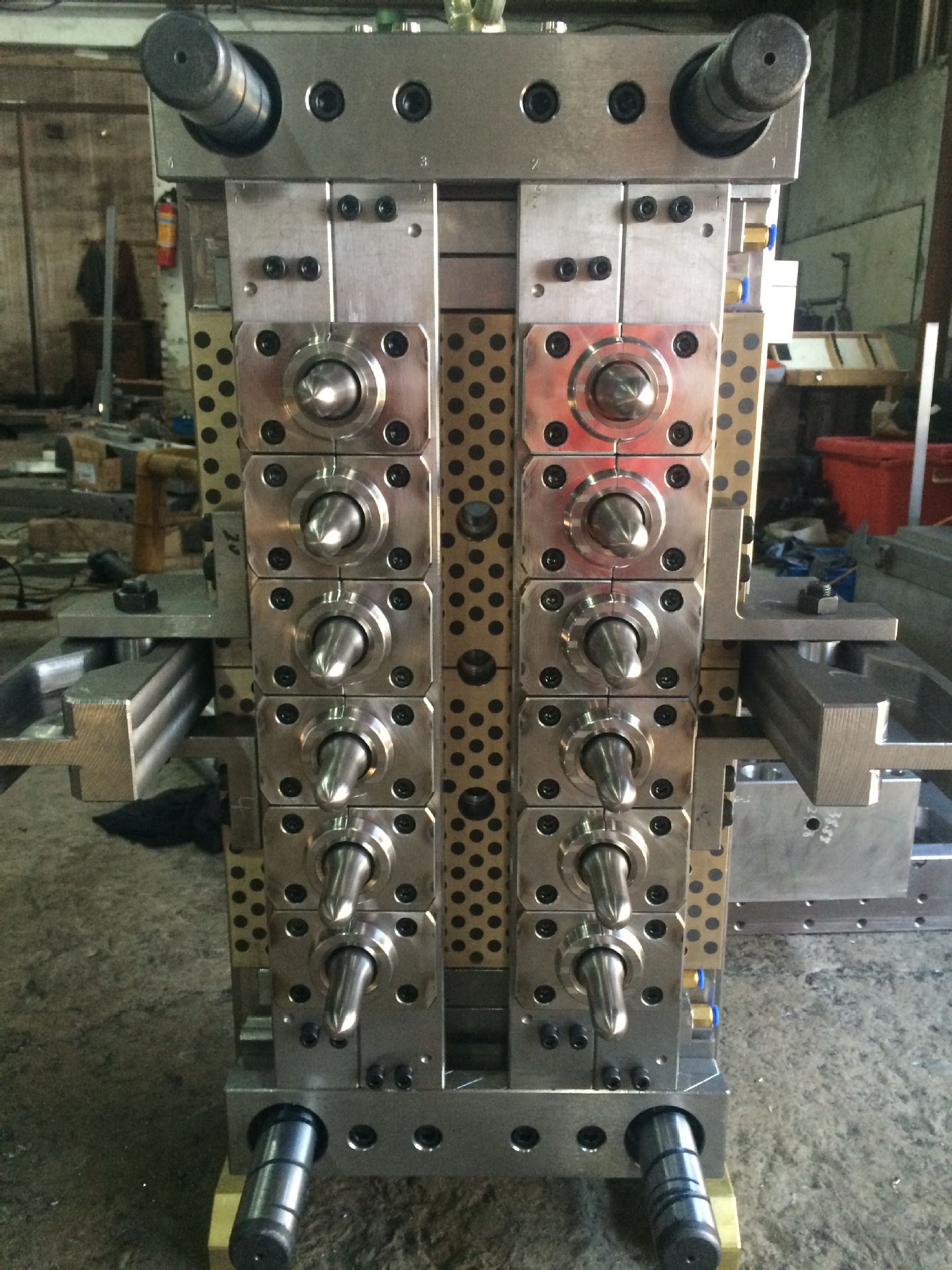 12腔三角瓶爽口含片气封模具 吹瓶模具制造 瓶坯模具 pet瓶坯模具