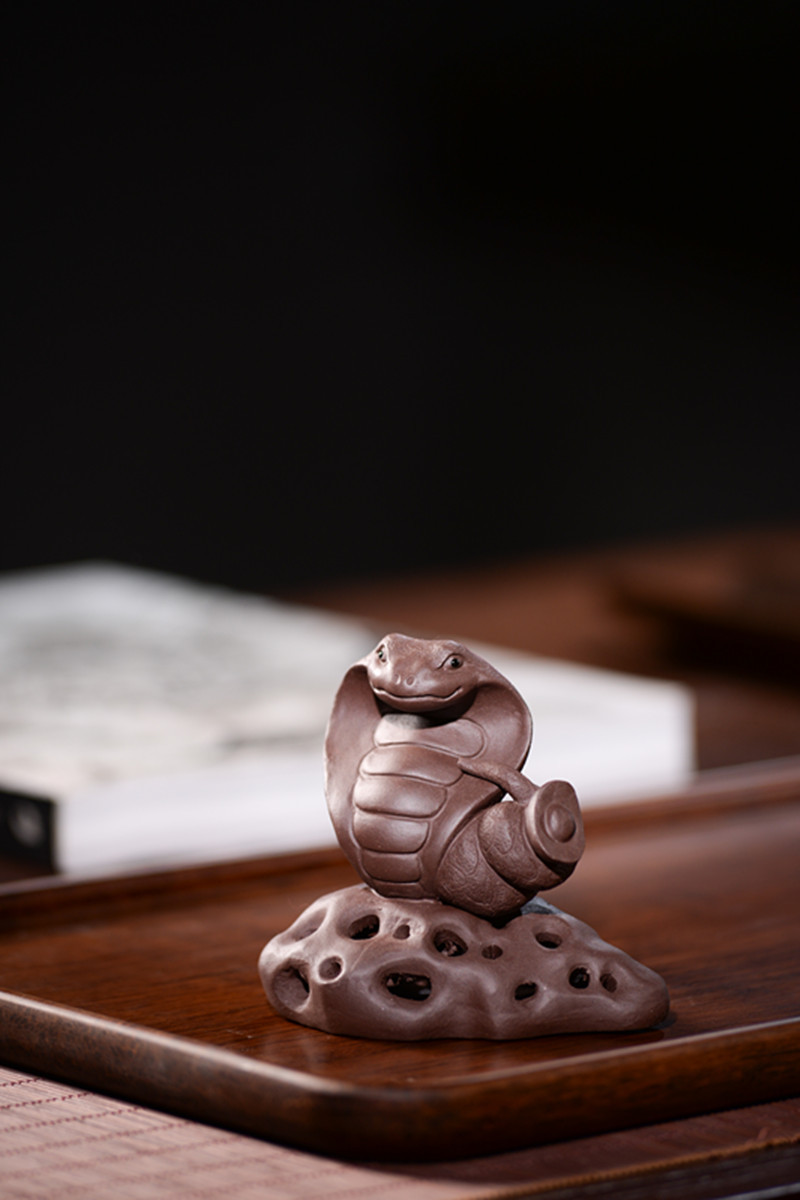 批发宜兴紫砂茶宠蛇摆件雕塑腰缠万贯茶具精品紫泥元宝眼镜蛇定制