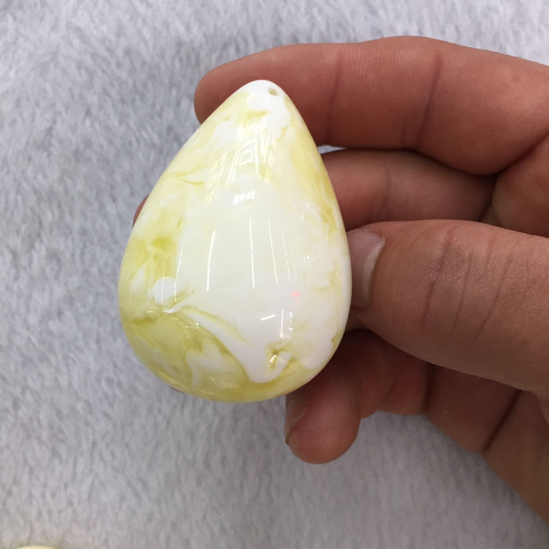 2018跑江湖展会二代琥珀蜜蜡荧光白蜜水滴吊坠项坠饰品厂家批发