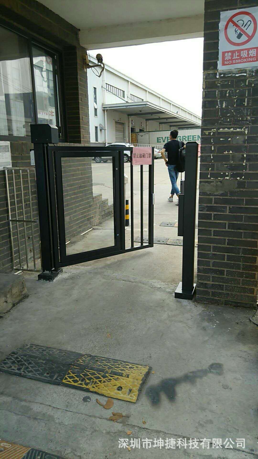 小区人行通道广告自动旋转平开门 门禁系统 不锈钢自动广告门-阿里巴