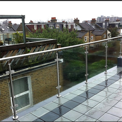 工厂直销阳台立柱玻璃护栏 出口北美地区品质可靠