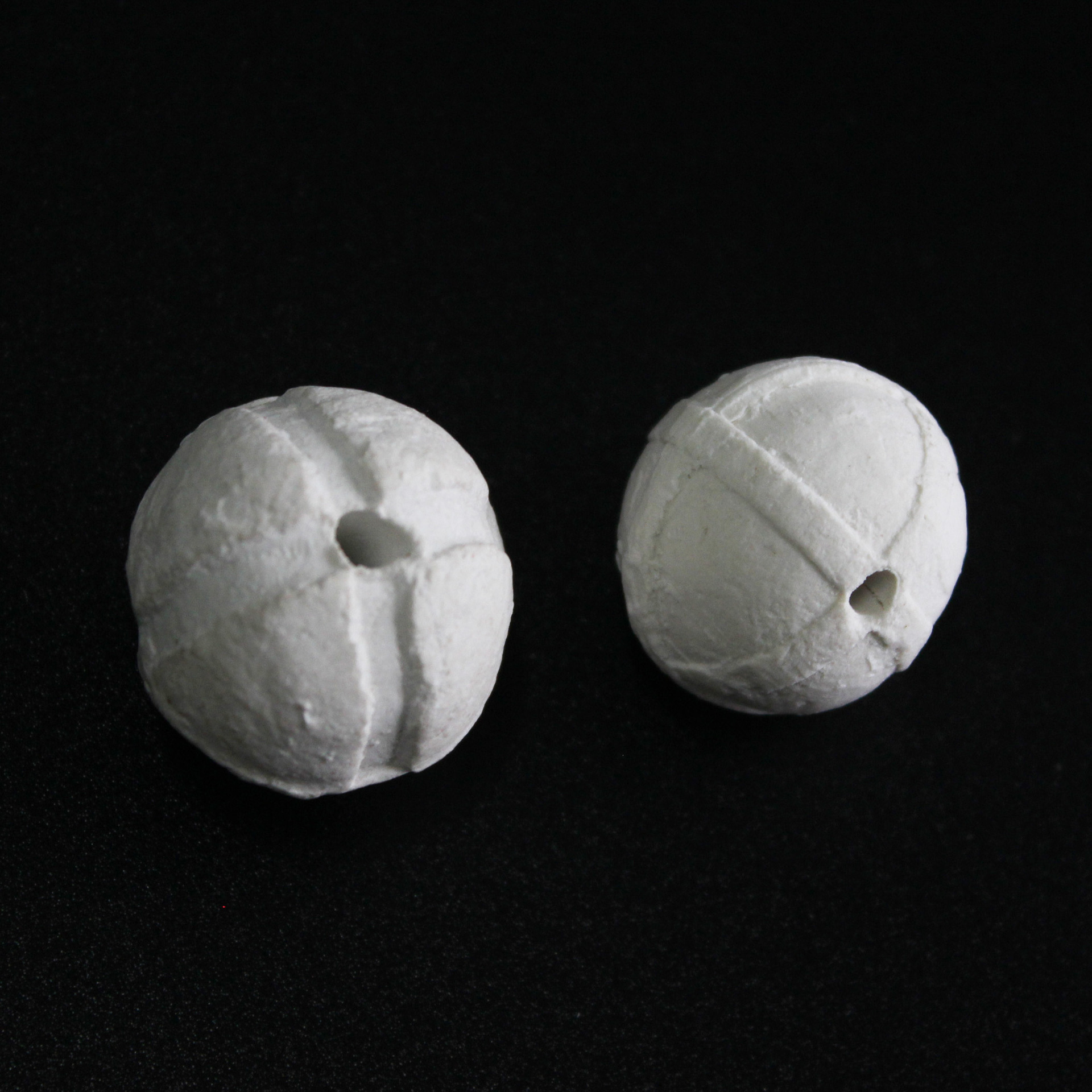 耐高温空心瓷球 氧化铝三孔陶瓷填料球 直径6-75mm开孔瓷球