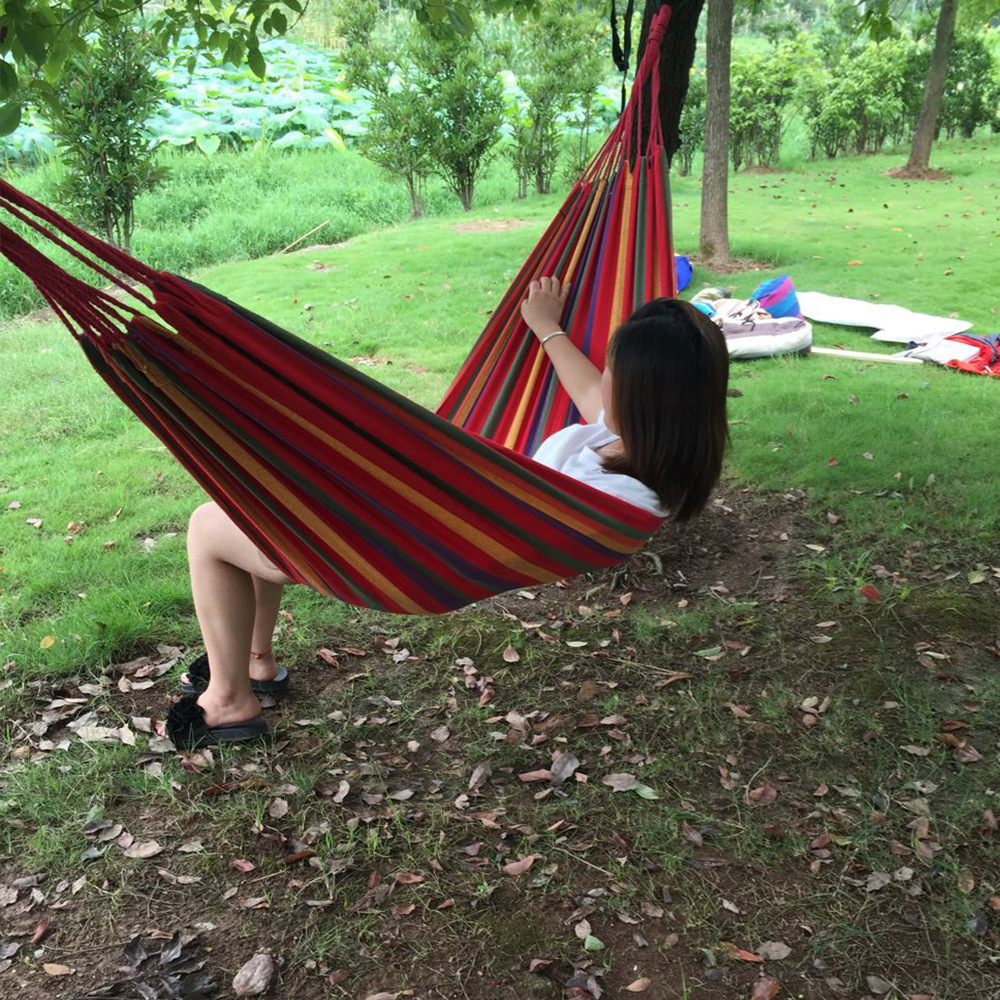 厂家直销 双人野营吊床秋千 户外吊床 彩虹条纹木棍加厚帆布吊床