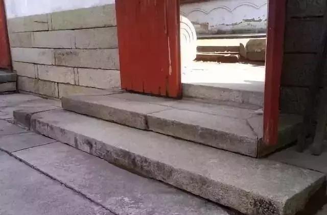 有垂带的台阶称为垂带踏跺,这种台阶须在下面放置一个称为砚窝石的较