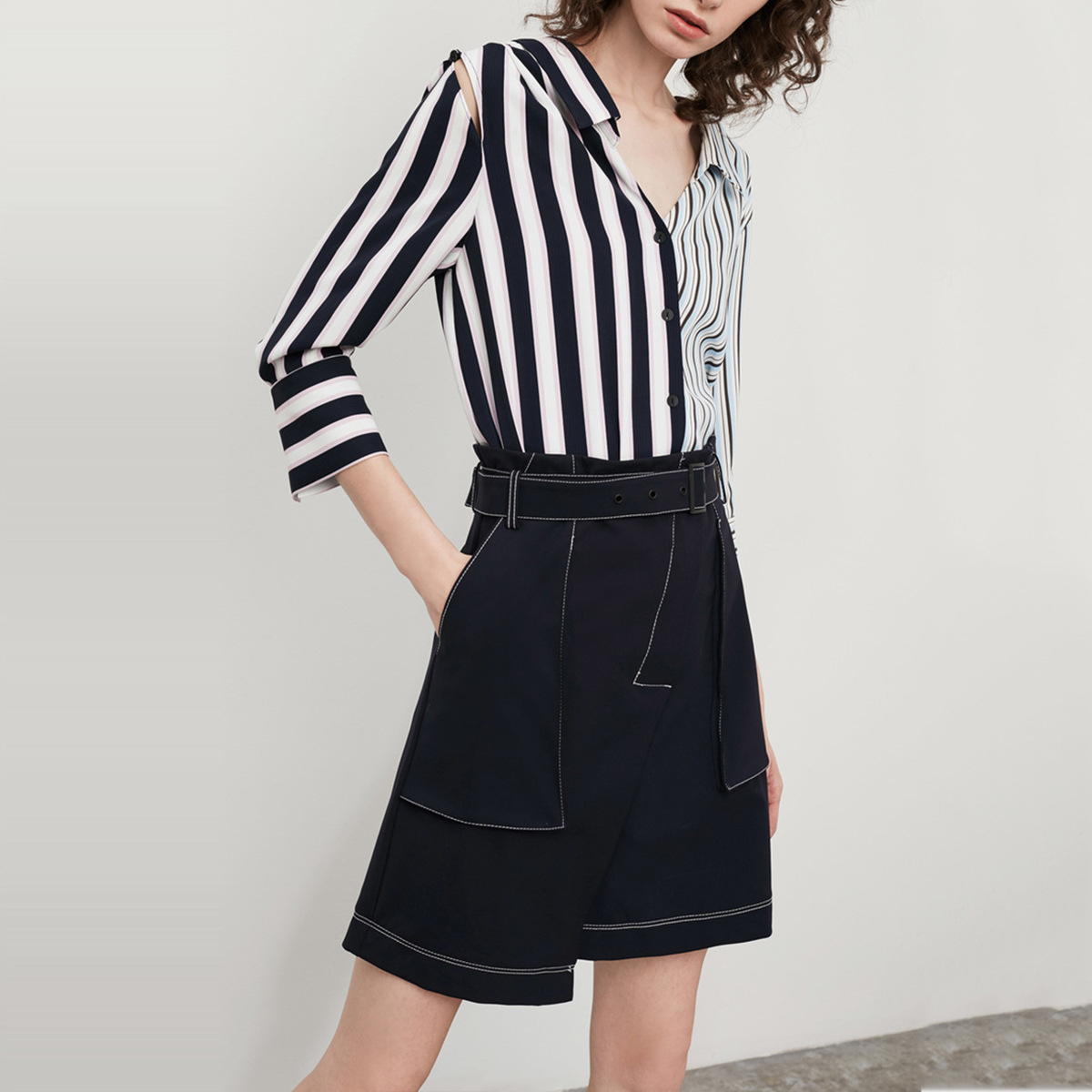 欧美不对称条纹拼接撞色翻领露肩宽袖克夫长袖衬衫 厂家直销热卖