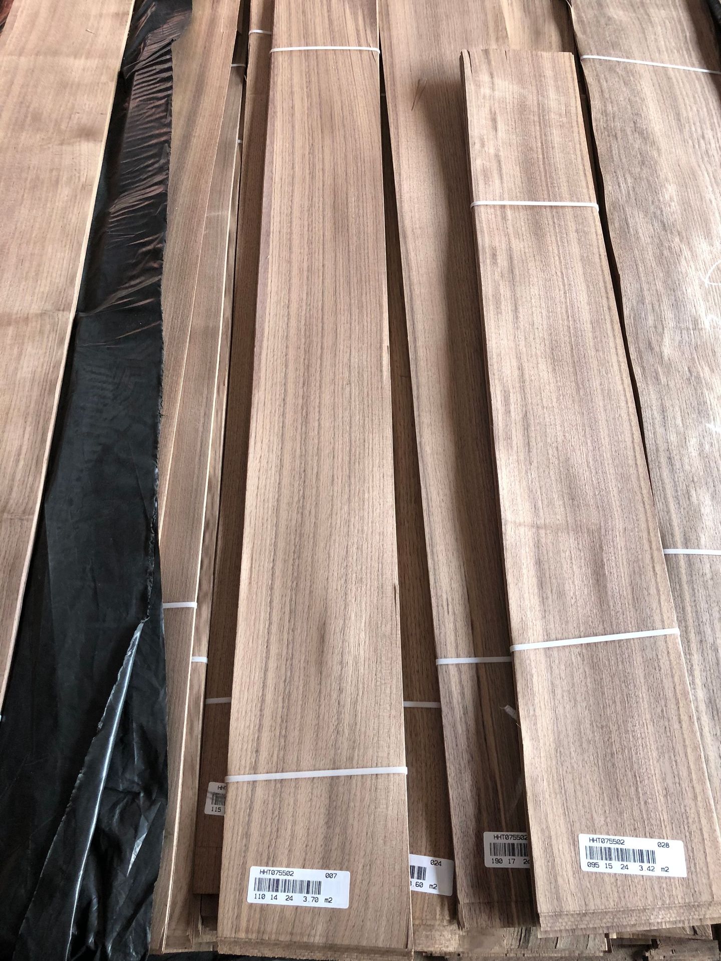 黑胡桃直纹木皮_厂家美国黑胡桃直纹木皮酒店饰面家具橱柜墙身贴面