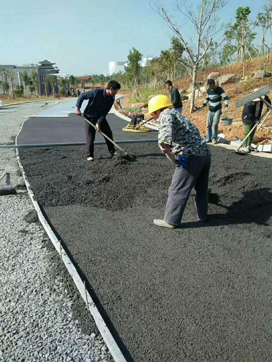 广西南宁规划馆的2万平方透水混凝土工程开始施工了.