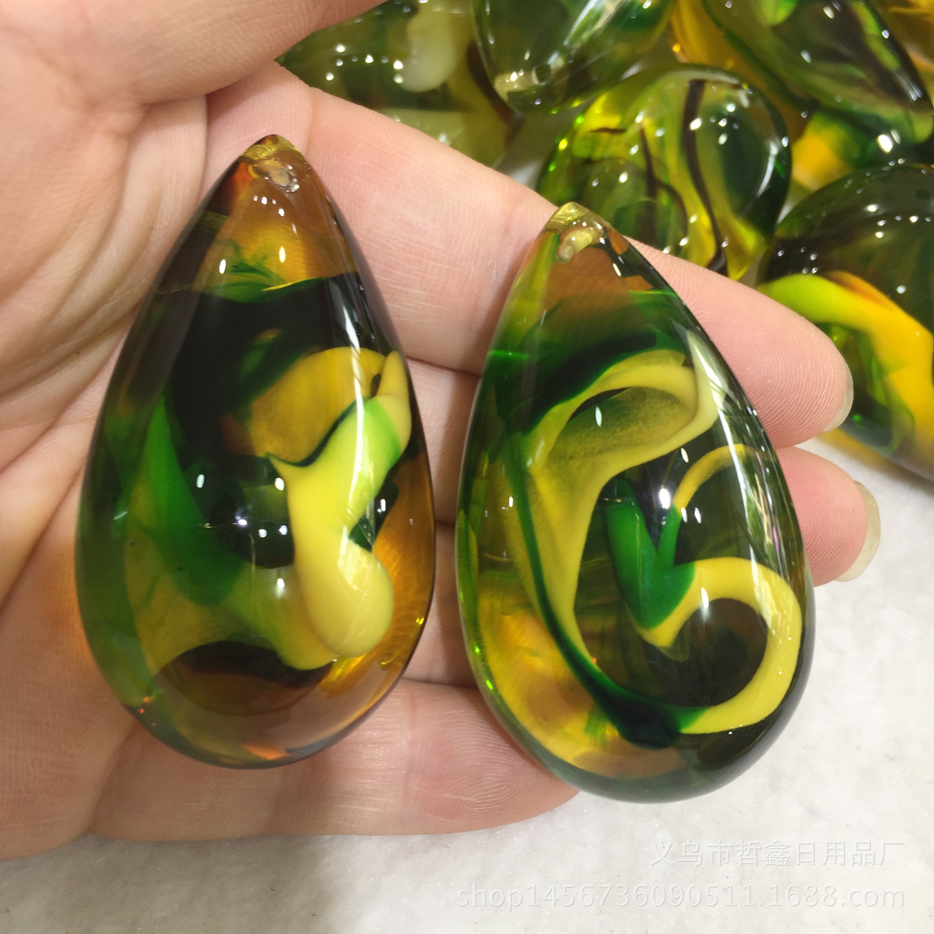 二代荧光琥珀蜜蜡地摊展会景点火爆绿丝珀吊坠工厂直销批发零售