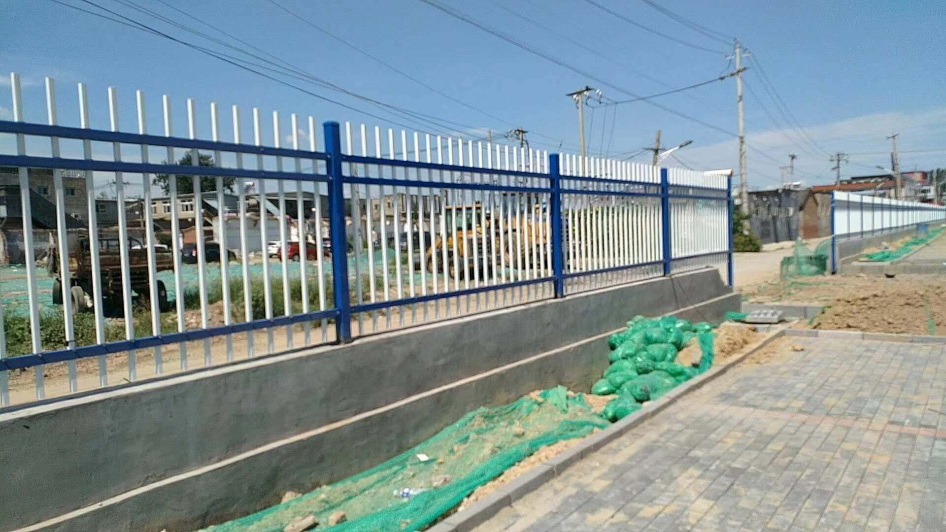 一种是预埋式【此种方式适合泥土或者沙土等偏软的地面】2.