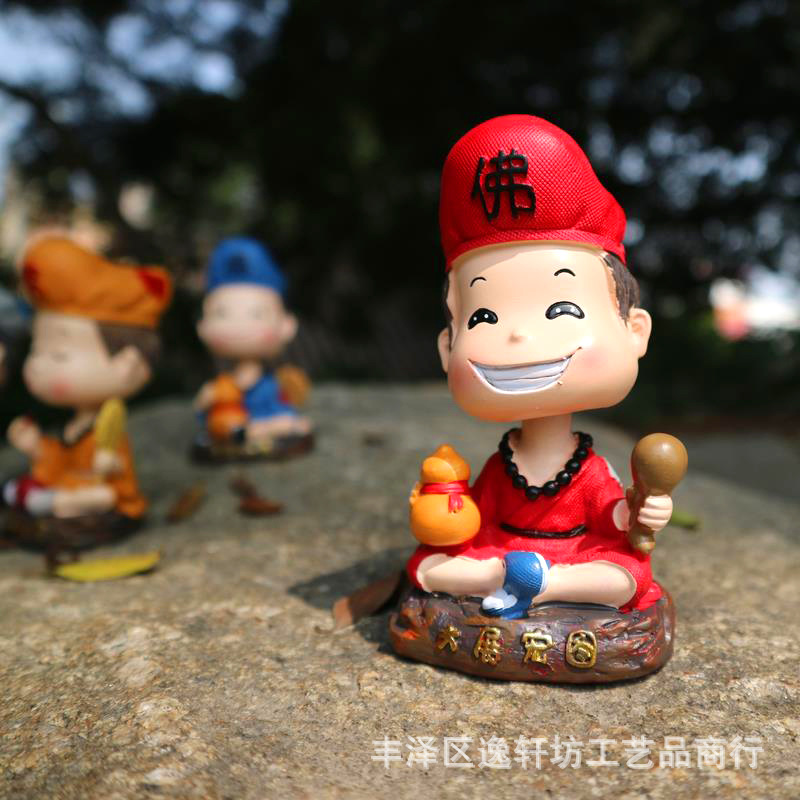 活佛济公汽车摆件摇头卡通风q版神仙济公保平安车载小沙弥汽车摆