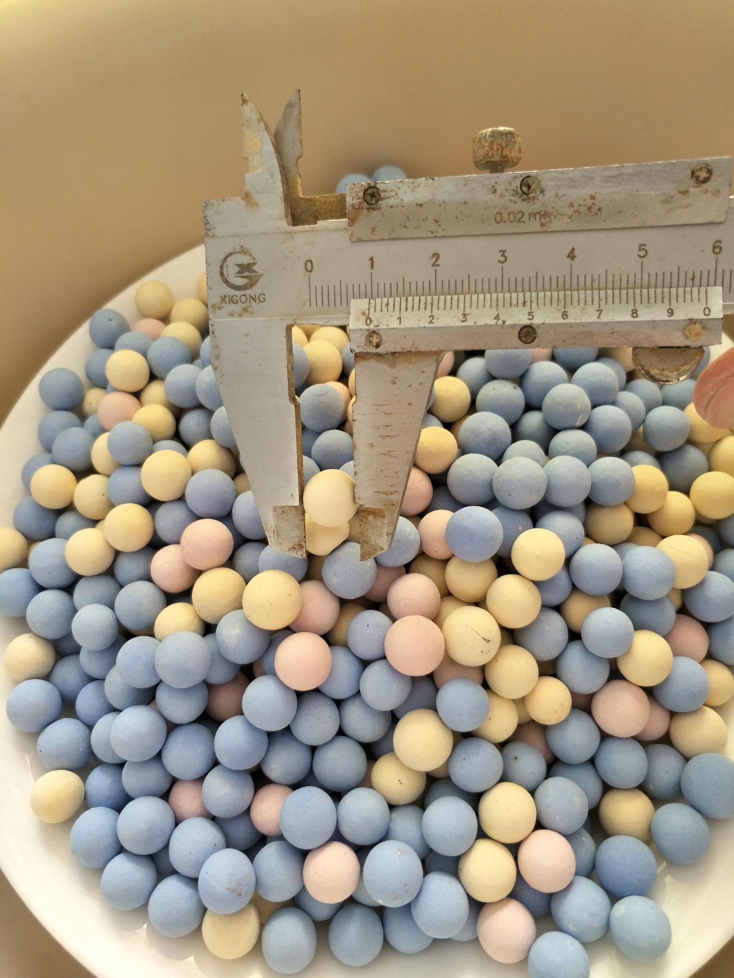 厂家直供花洒车垫座垫负离子电气石球彩色麦饭石球 托玛琳球陶瓷