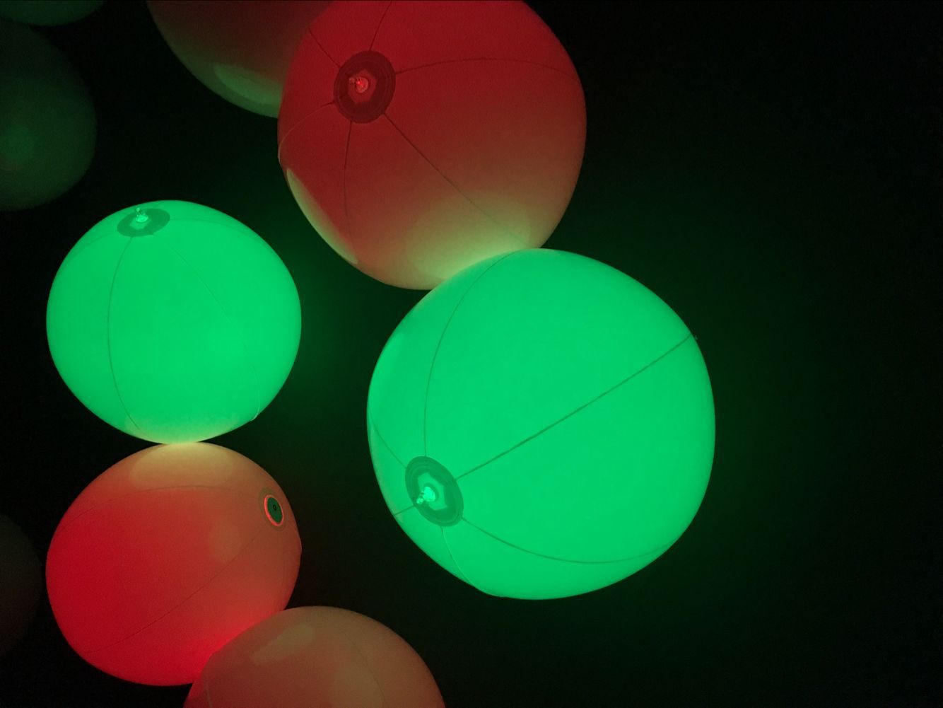 厂家批发批发pvc 充气发光led 沙滩球七彩反光球太阳能发光球