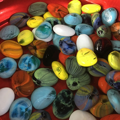 厂家直销园林水族造景用彩色玻璃雨花石 鱼缸花盆路面装饰雨花石