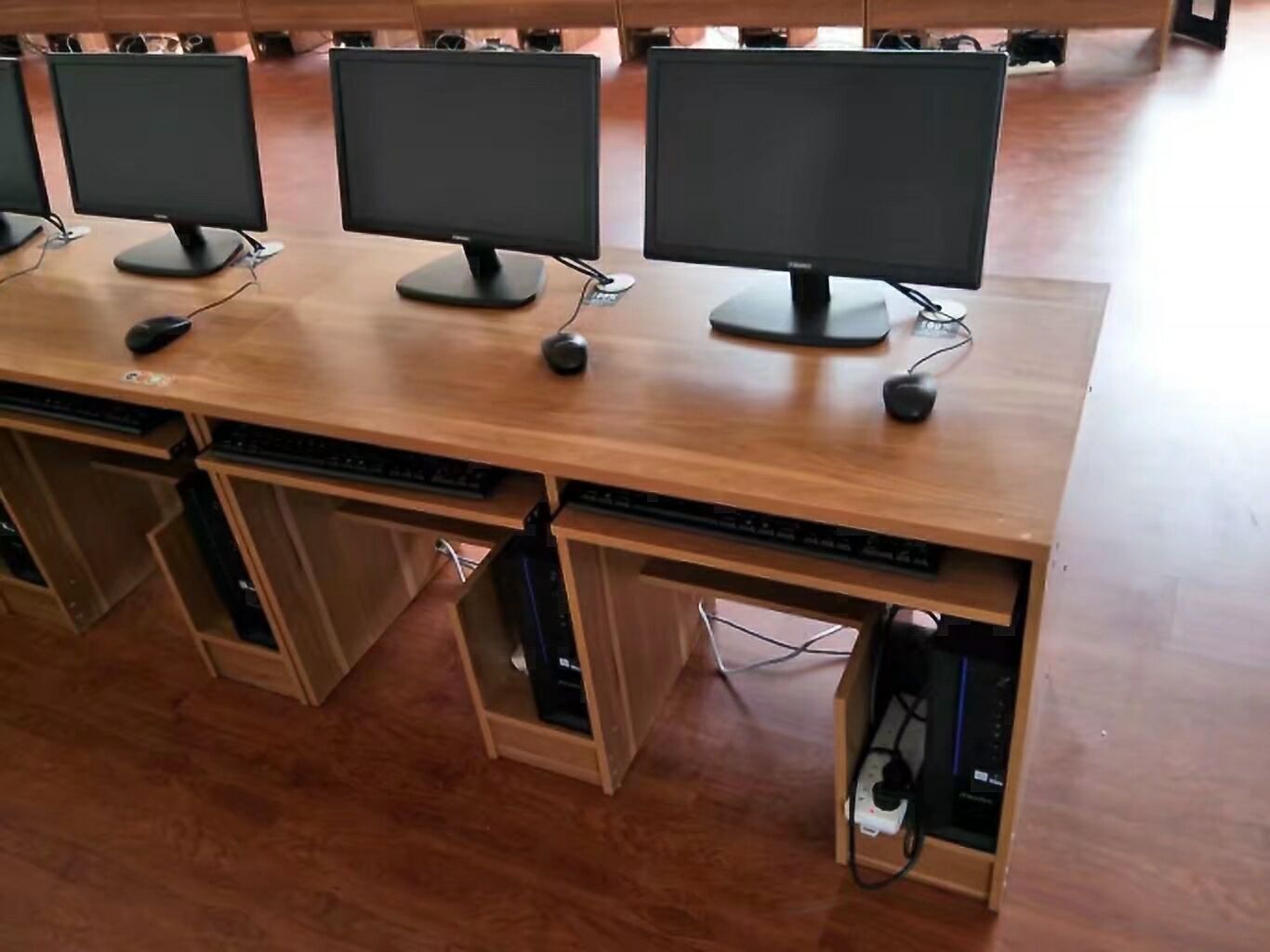 工厂直销新款板式双人学生微机室电教室学校微机室语音教室电脑桌