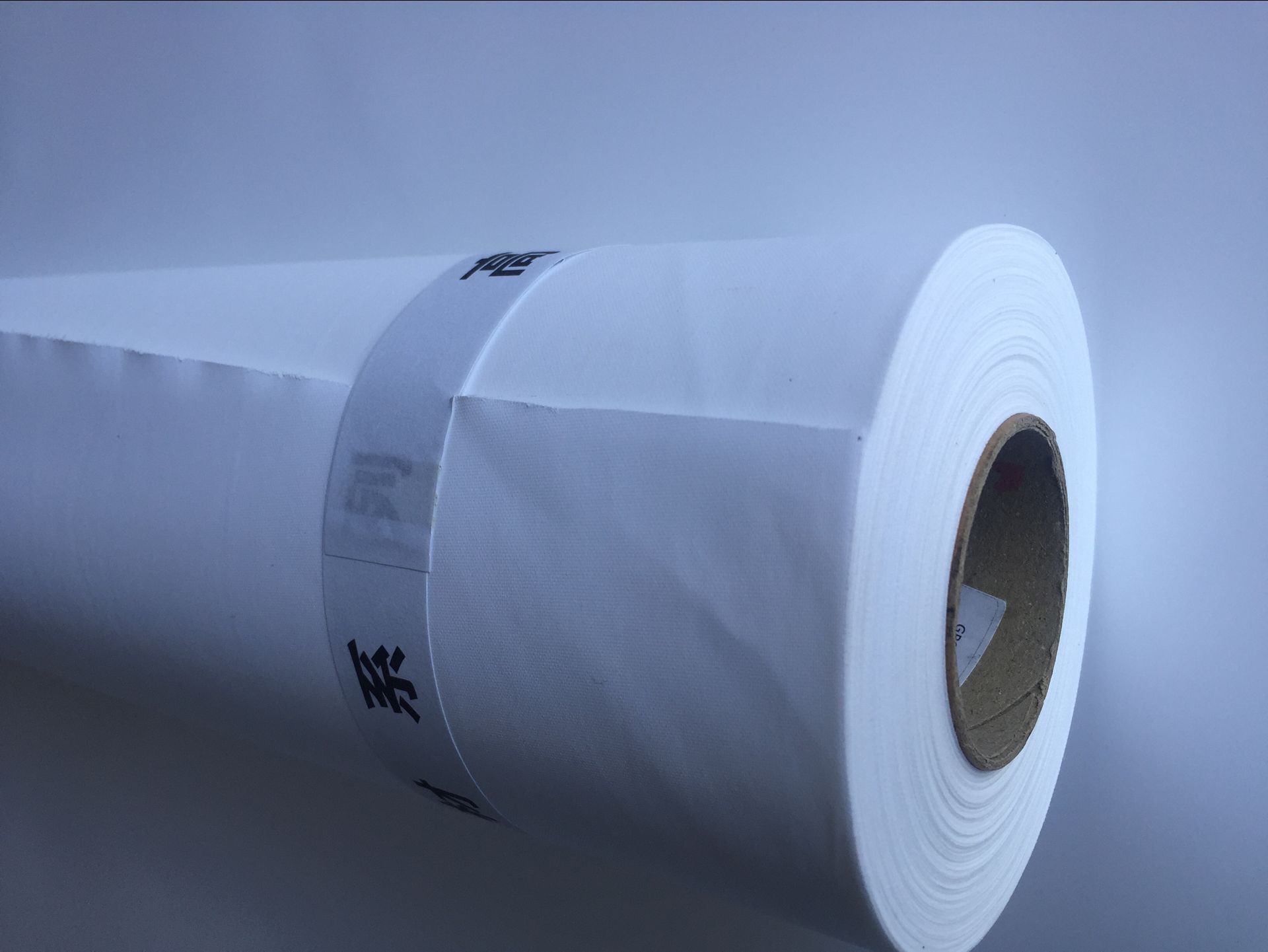 厚度:约17丝 材质:化纤布 产品说明:应用于室内条幅,吊旗,广告布旗,挂