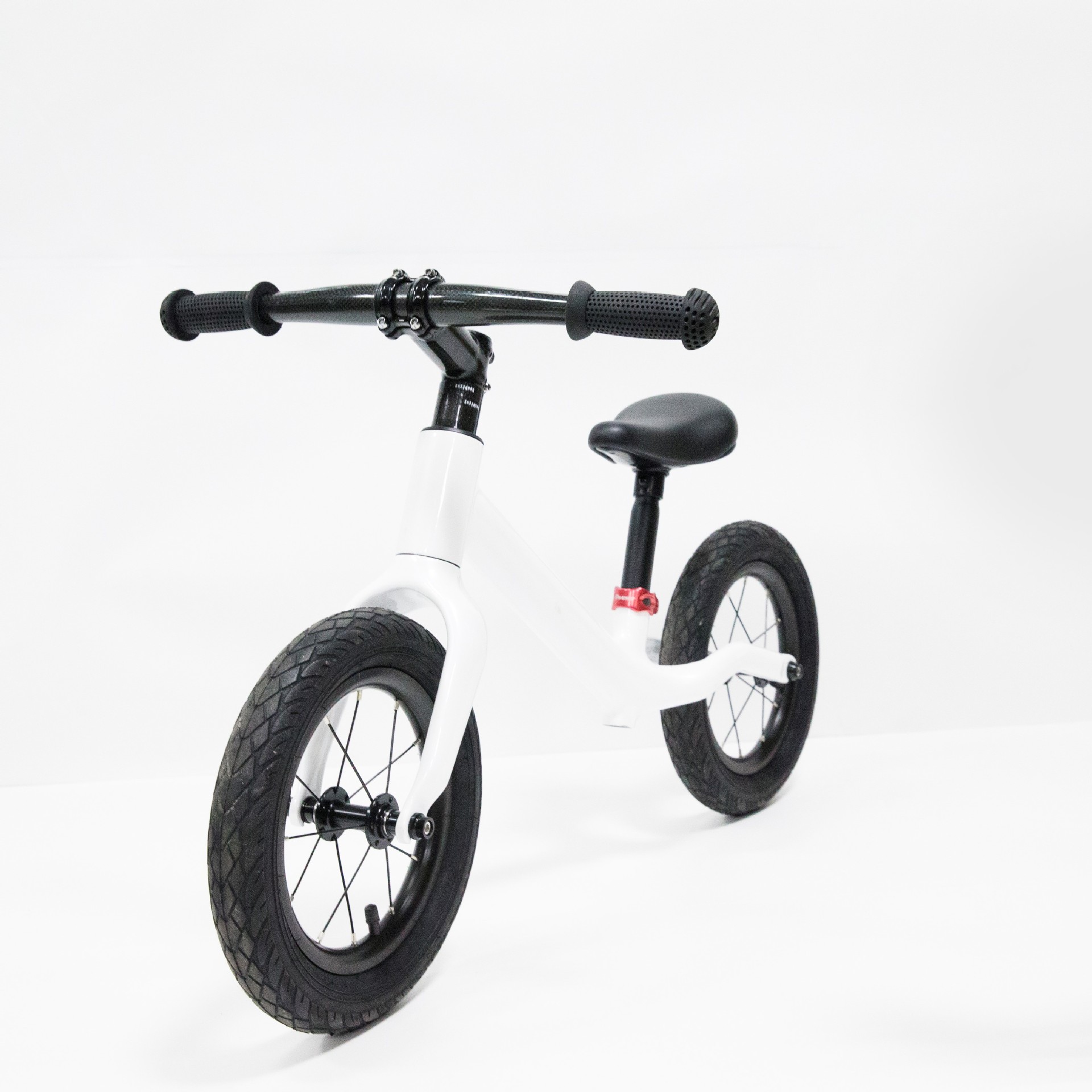 依酷特厂价直销 欧美爆款全碳纤维12寸白色儿童平衡车滑步车