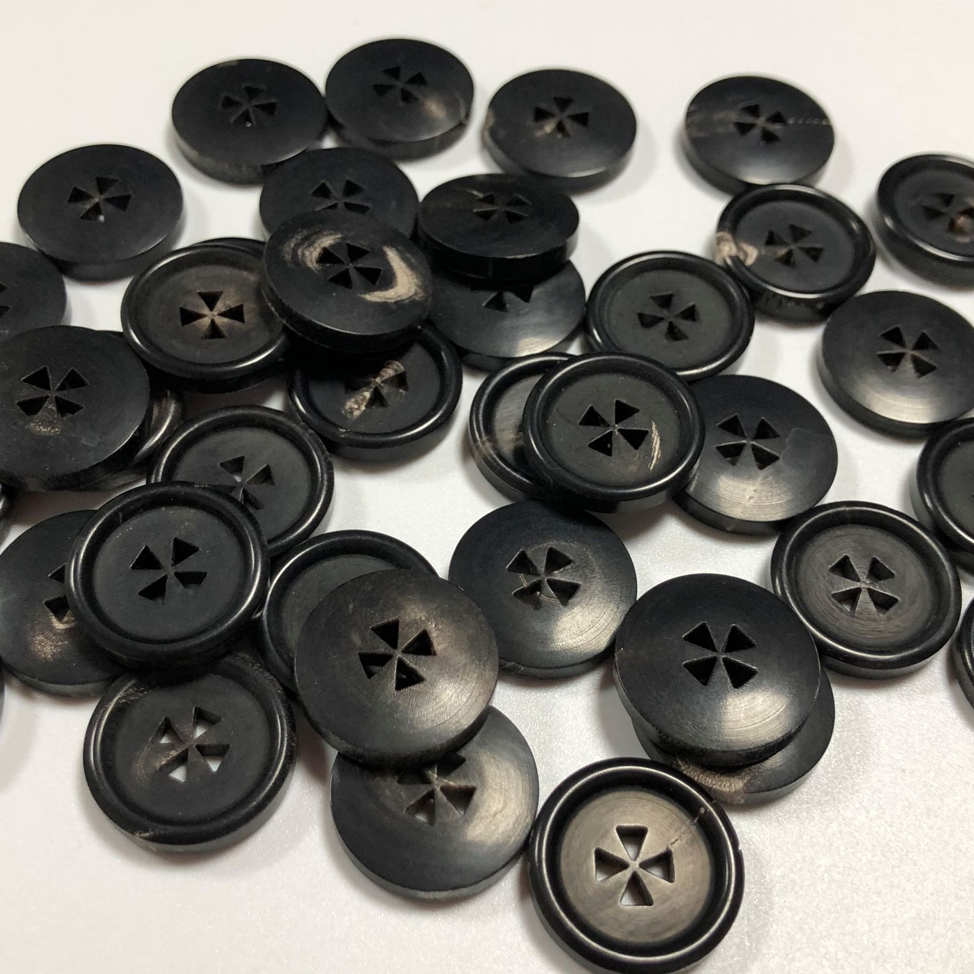 厂家直销天然真牛角扣高档男女西装扣黑色四眼毛呢子大衣风衣扣子