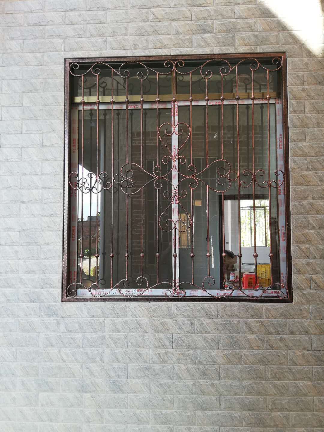 广东厂家直销欧式烤漆铁艺防护窗 纯手工锻打铁艺家用防盗网