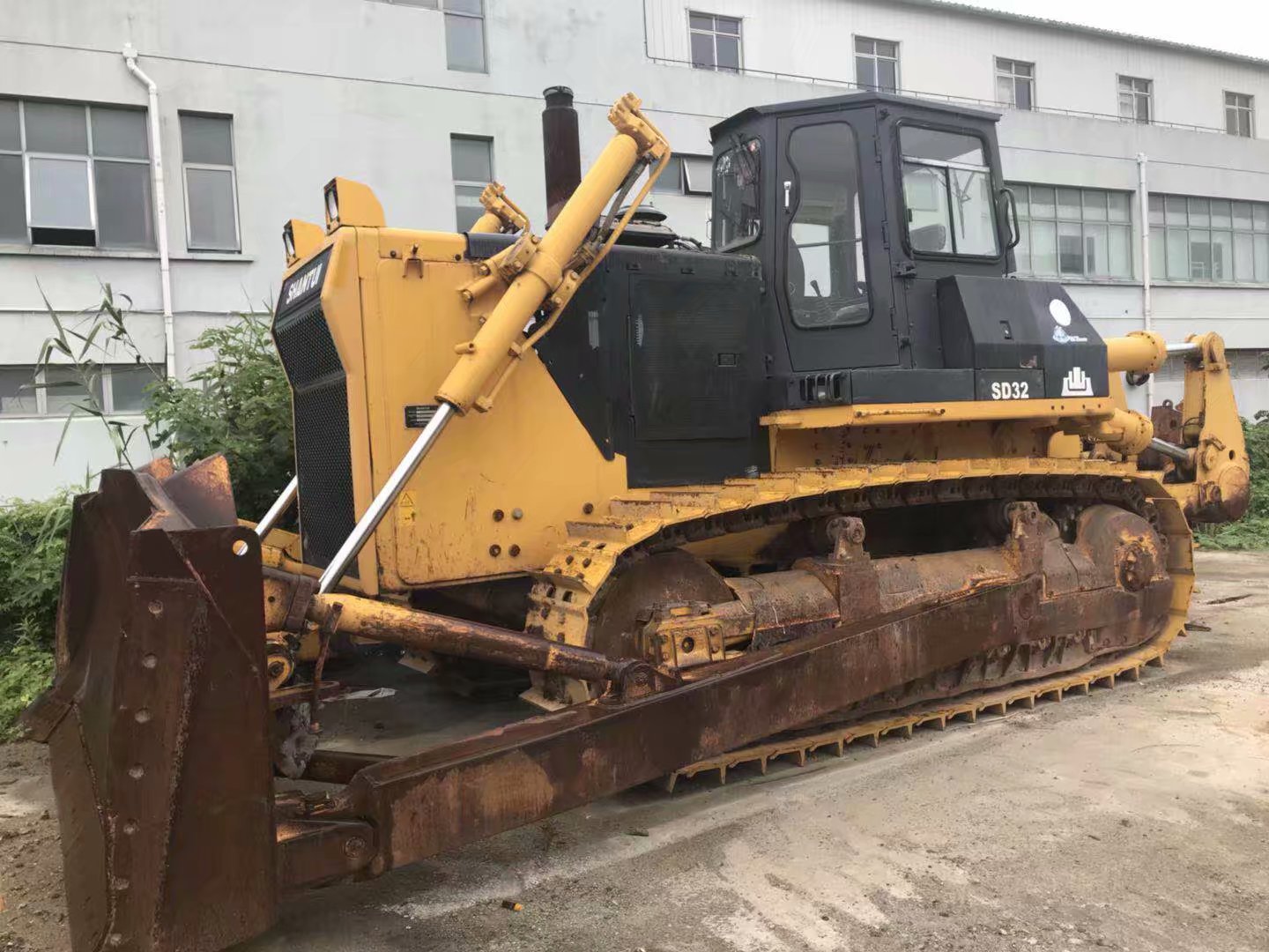 山推320干地推土机1