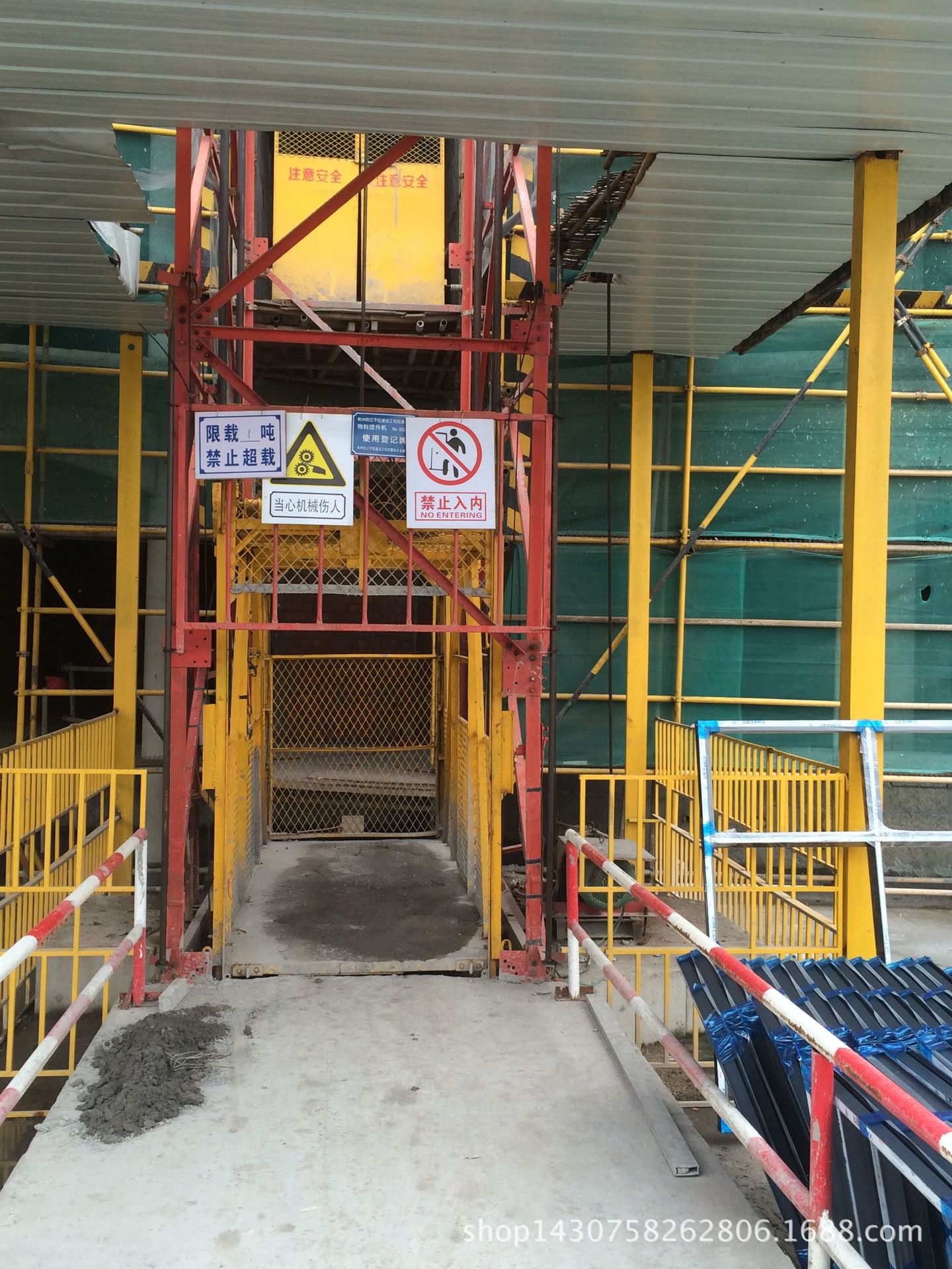 建筑垂直升降机图片