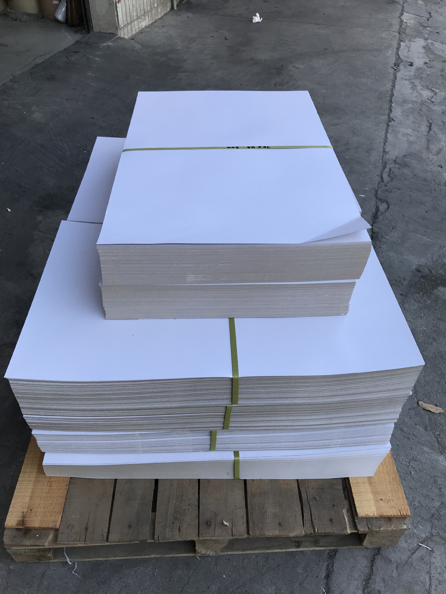 厂家批发 250克a级单面白纸板 包装白卡纸 服装衬板纸