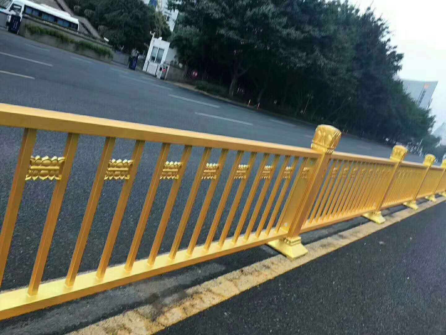 黄金护栏 天安门护栏 道路锌钢护栏 金色道路围栏 人行横道隔离栏