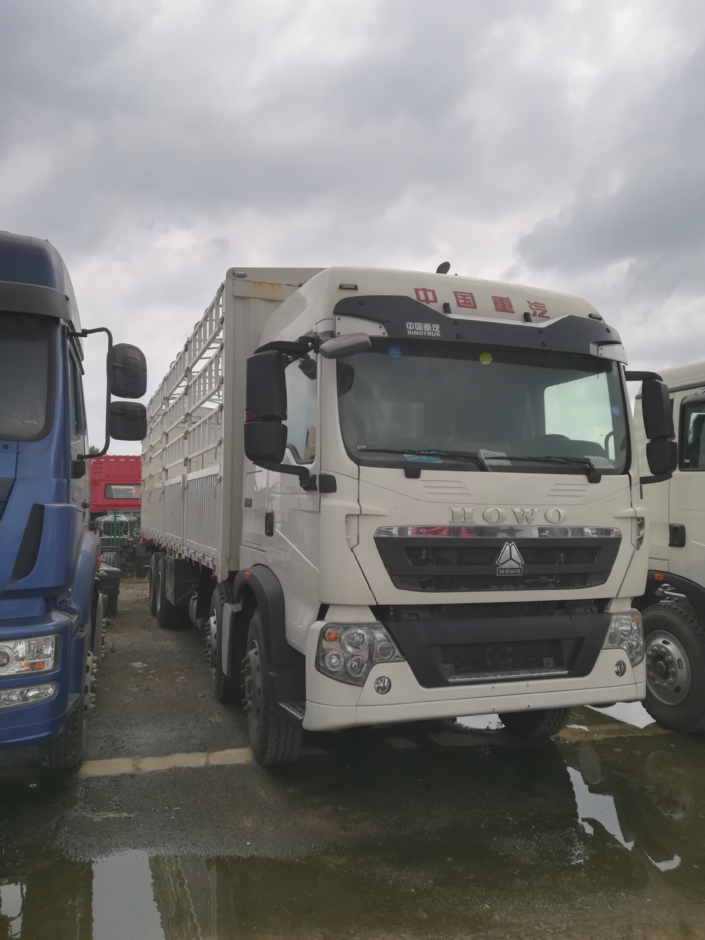 中国重汽豪沃t5g前四后八载货车联系电话18954176896