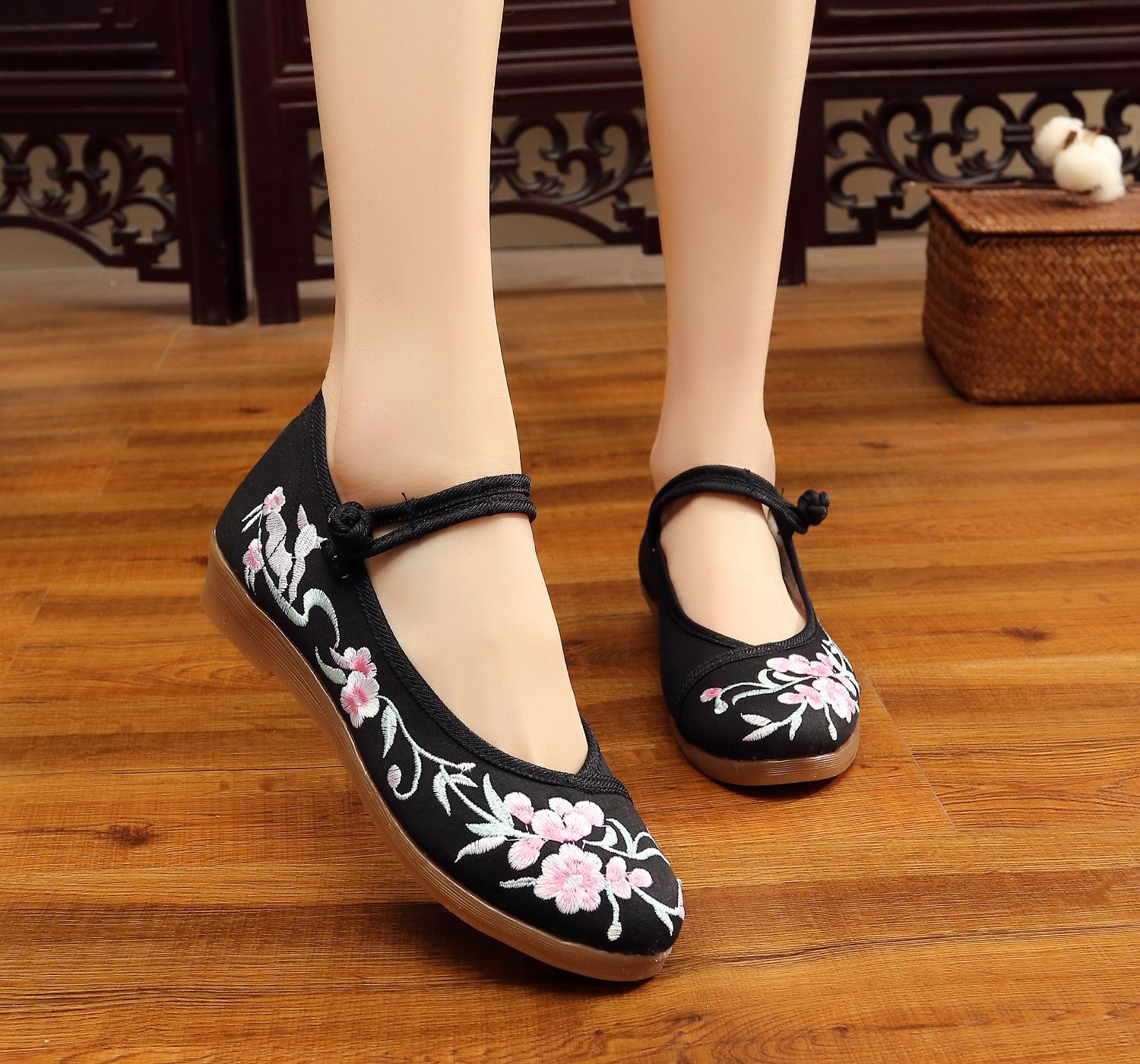 2018原创新底型小坡跟绣花女单鞋民族风工艺布鞋女式低跟