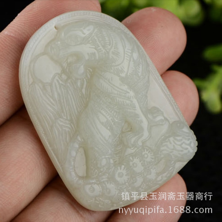 天然玉石和田玉青白玉上山虎吊坠 虎虎生威挂件 生肖虎吊坠批发